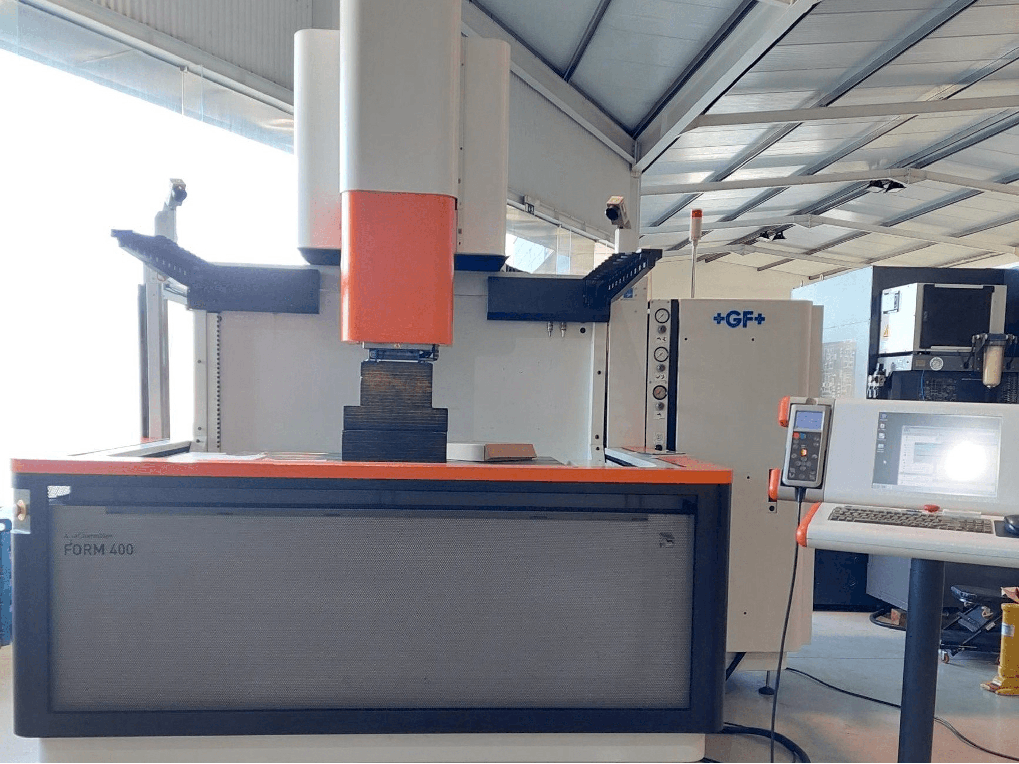 Vista Frontal da AgieCharmilles FORM 400 máquina