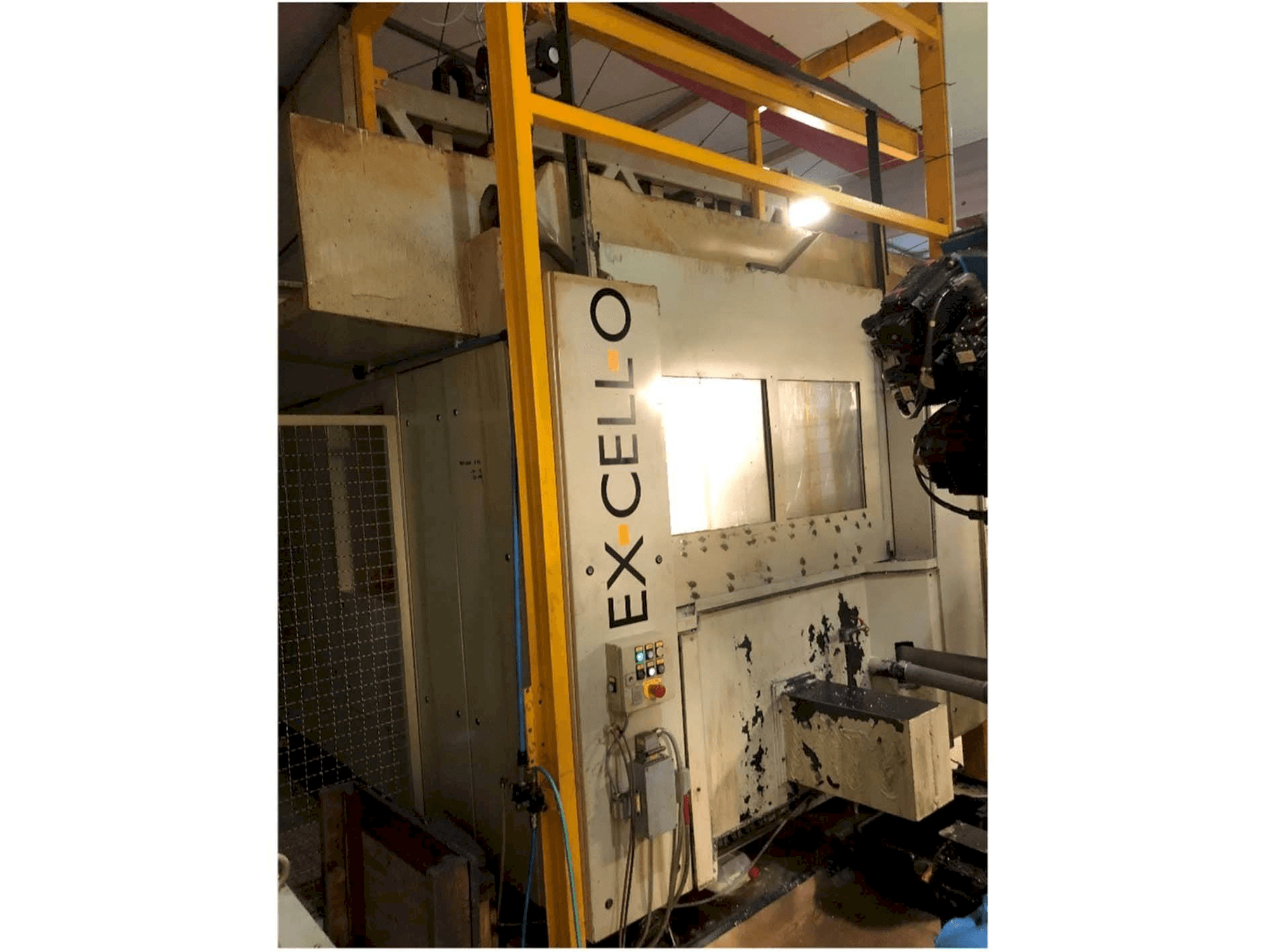 Vista Frontal da EXCELLO XHC 242 máquina