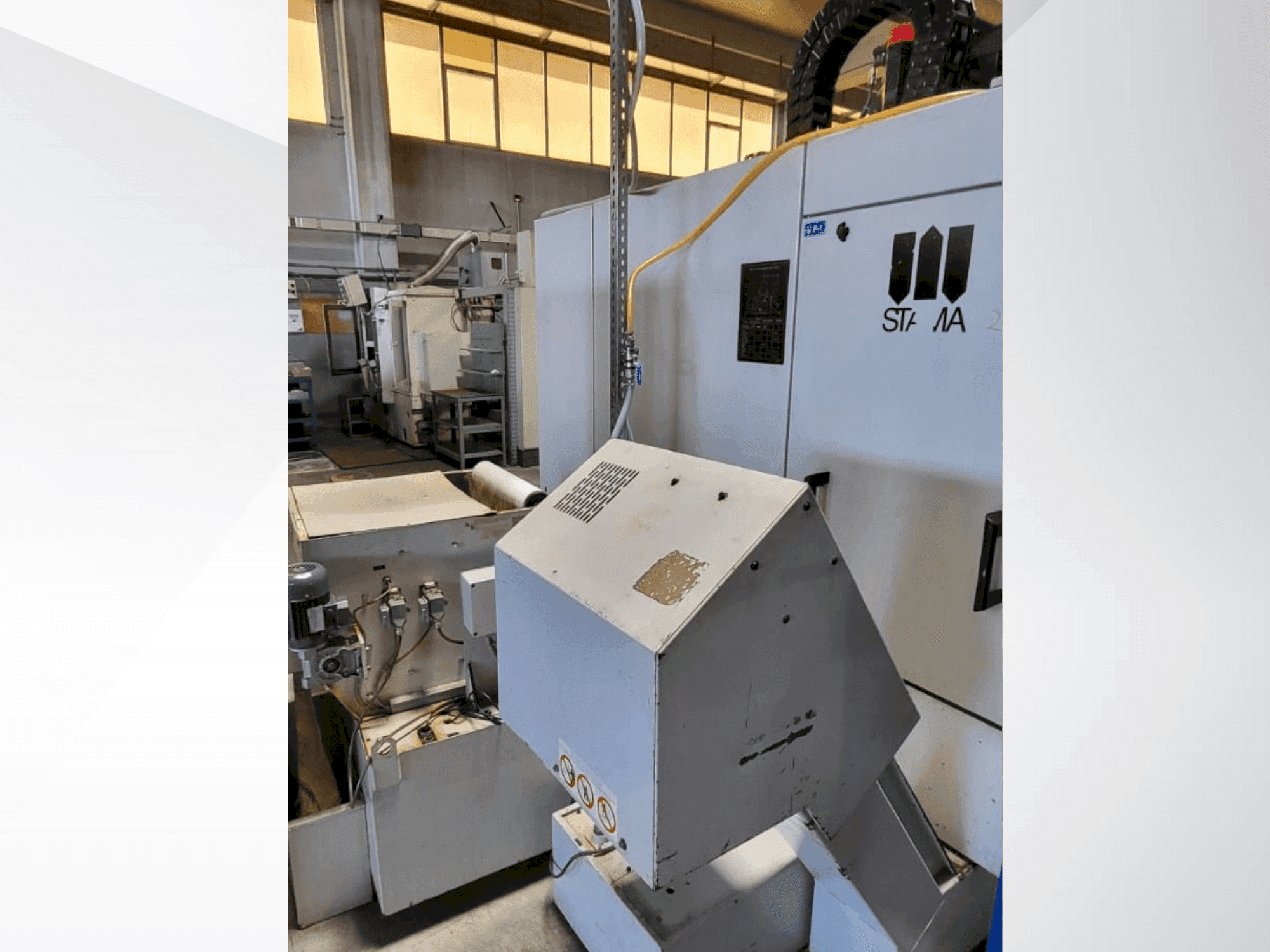 Vista Frontal da STAMA MC325 máquina