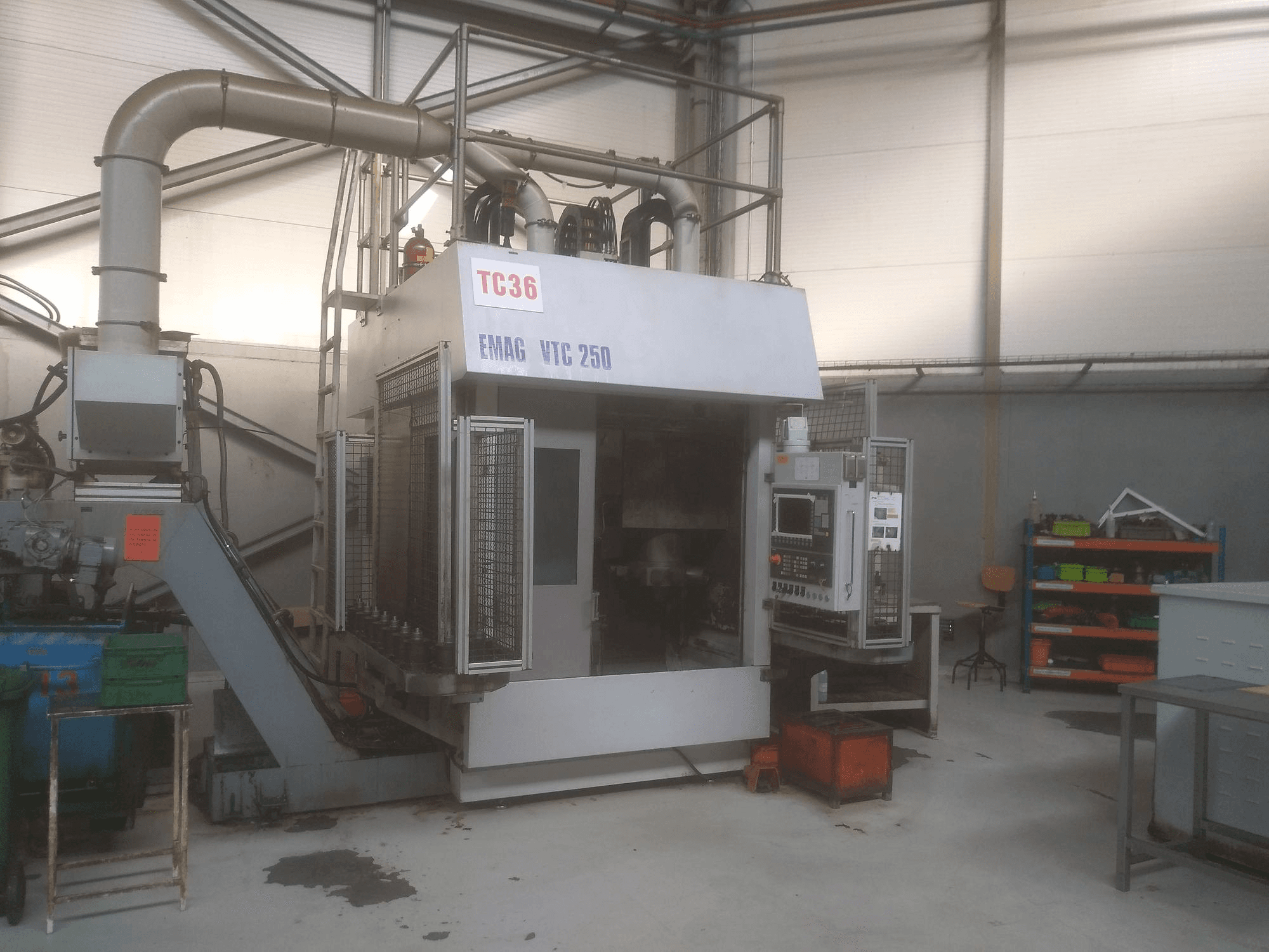 Vista Frontal da EMAG VTC 250 máquina