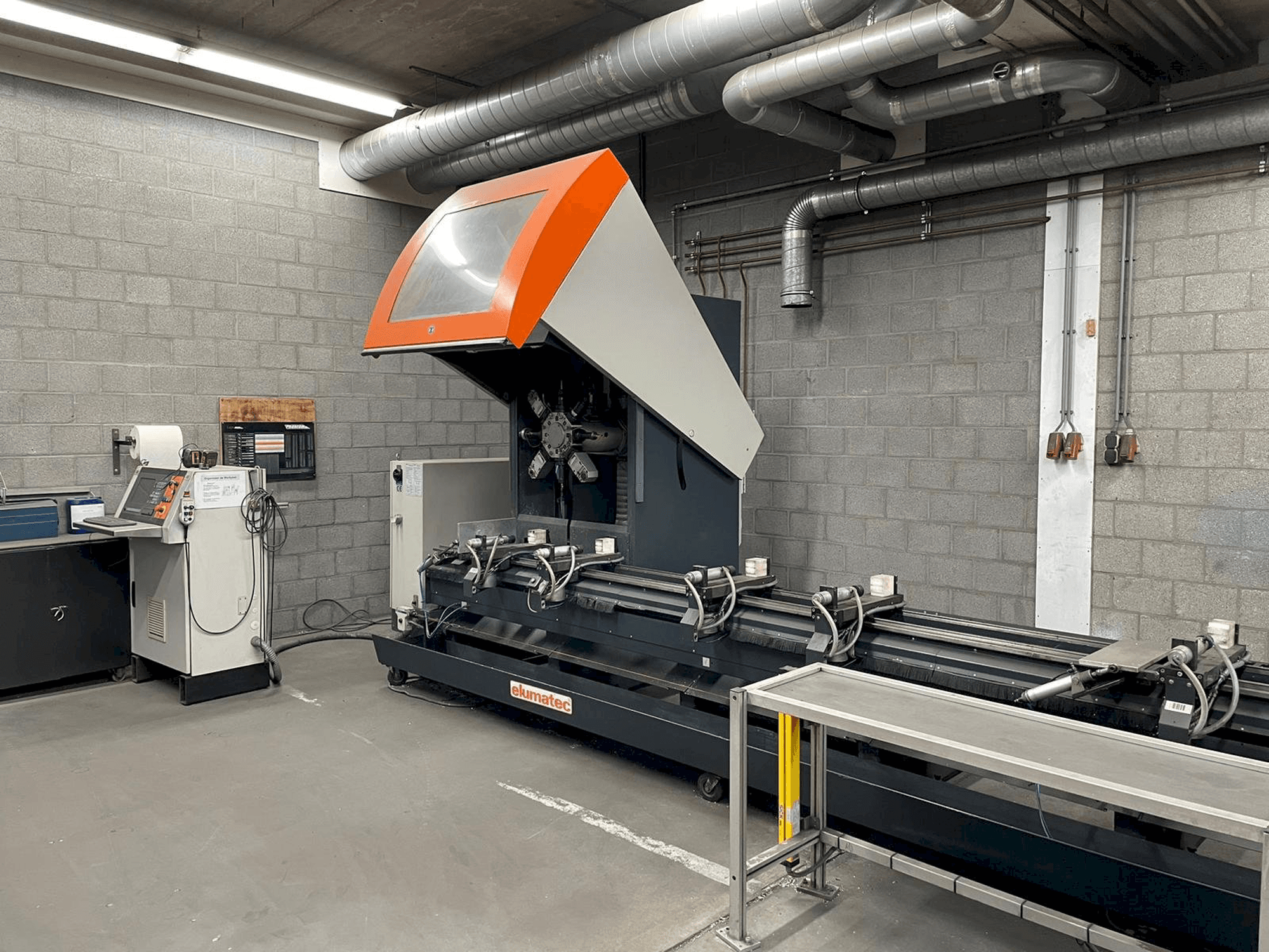 Vista Frontal da Elumatec RBF 8 máquina