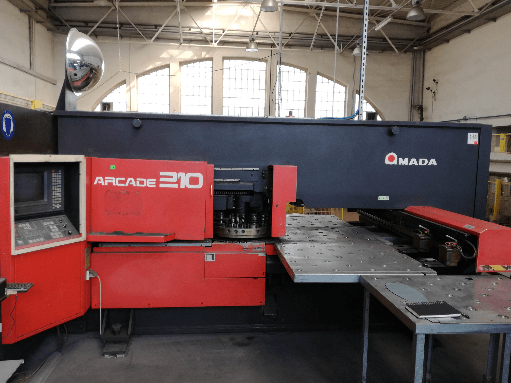 Vista Frontal da AMADA ARCADE 210 máquina