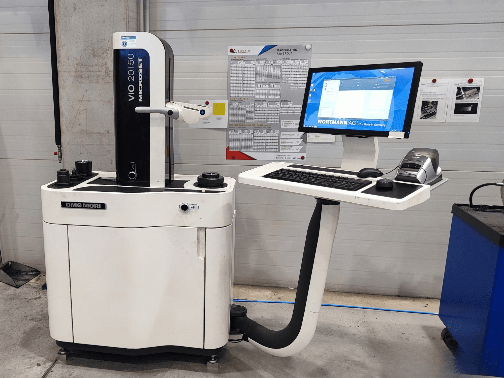 Máquina de medição ótica DMG MORI VIO Basic, vista de frente, equipada com um ecrã tátil, teclado e sensores de medição.