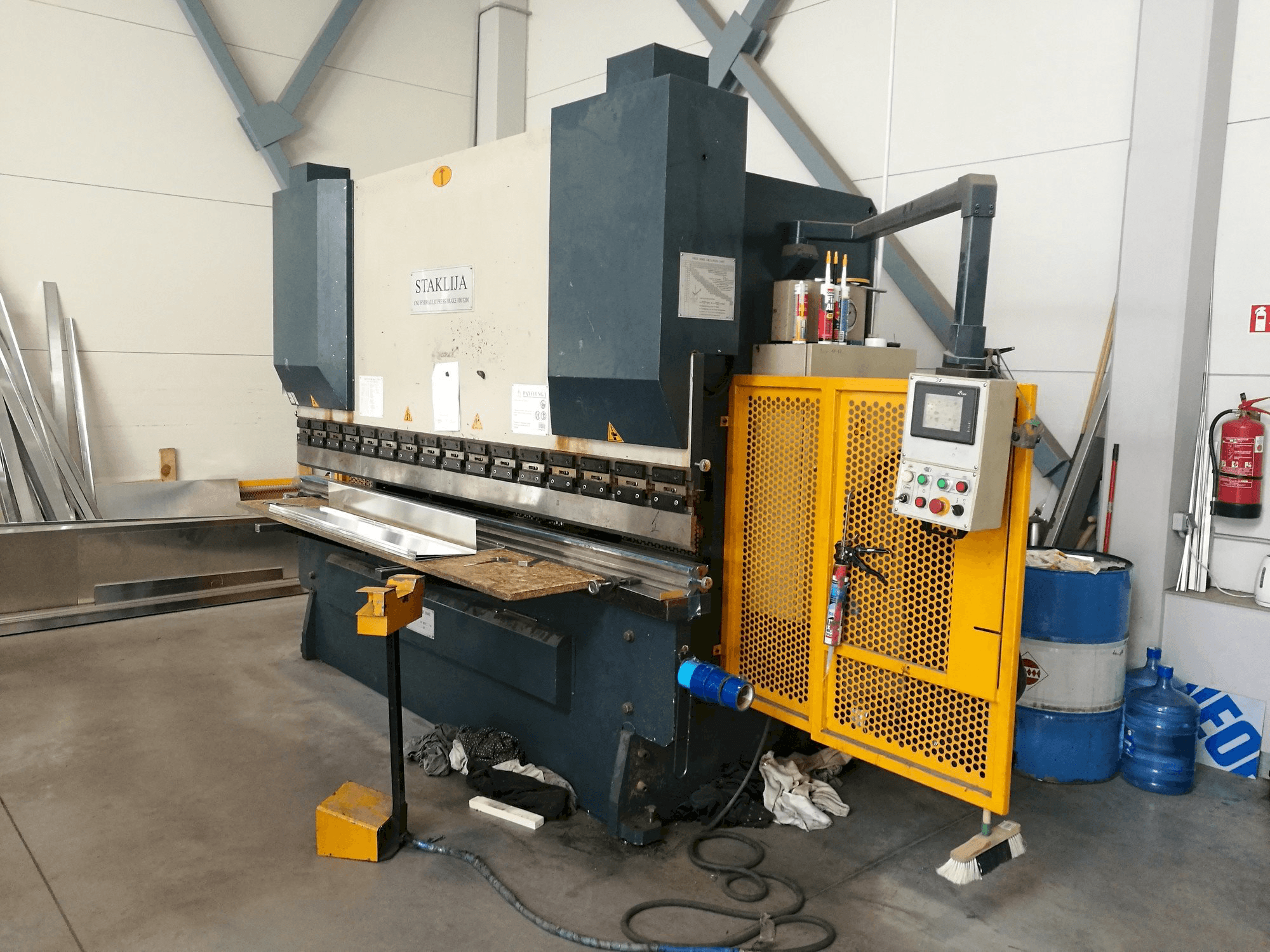 Vista Frontal da Staklija WC67K-100x3200 máquina