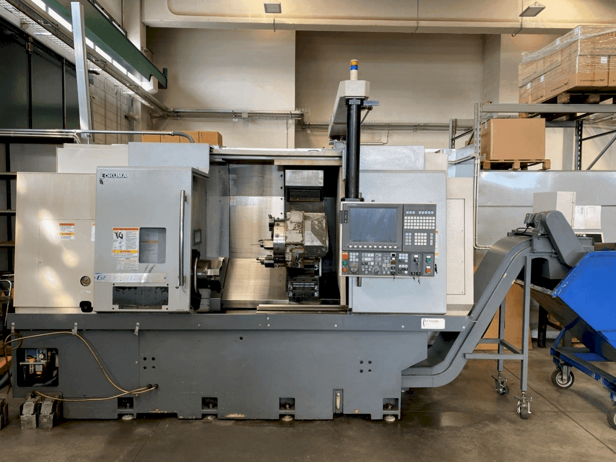 Vista Frontal da Okuma Genos L300E-MY máquina