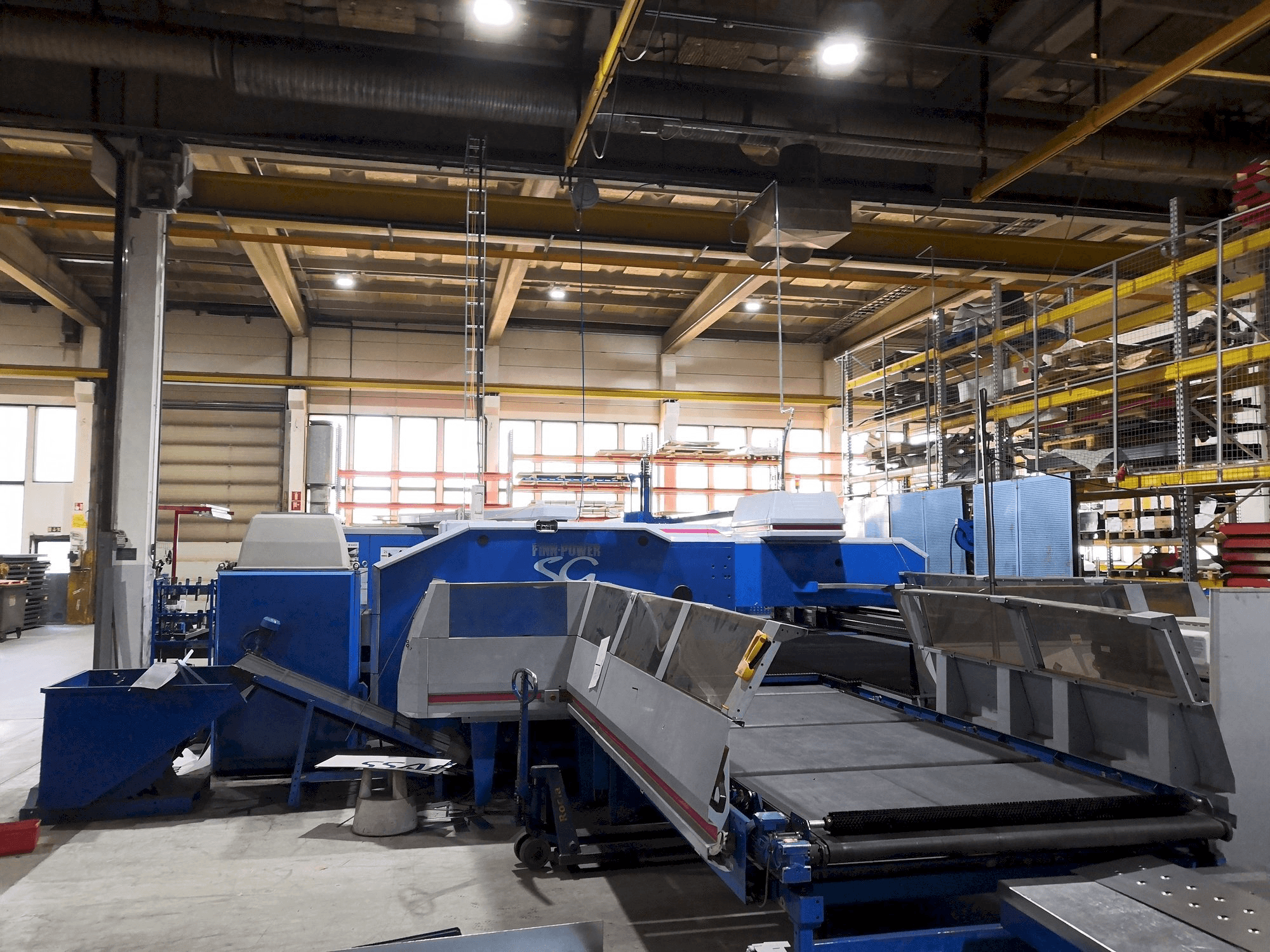 Vista Frontal da Finn-Power SG6 máquina