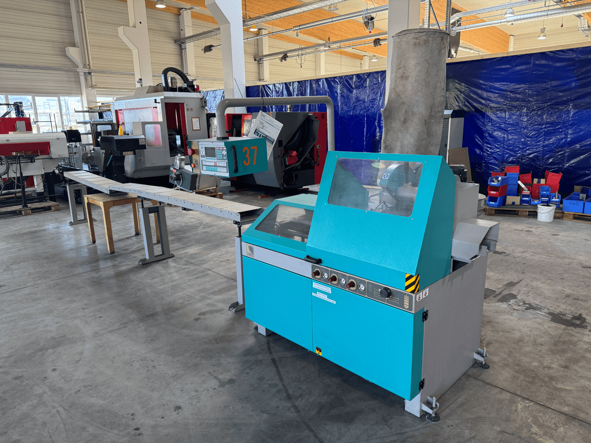 Serra circular para metal Imet VELOX 350 AF-ENC numa oficina, vista frontal mostrando o painel de controlo e o sistema de extração de poeiras.