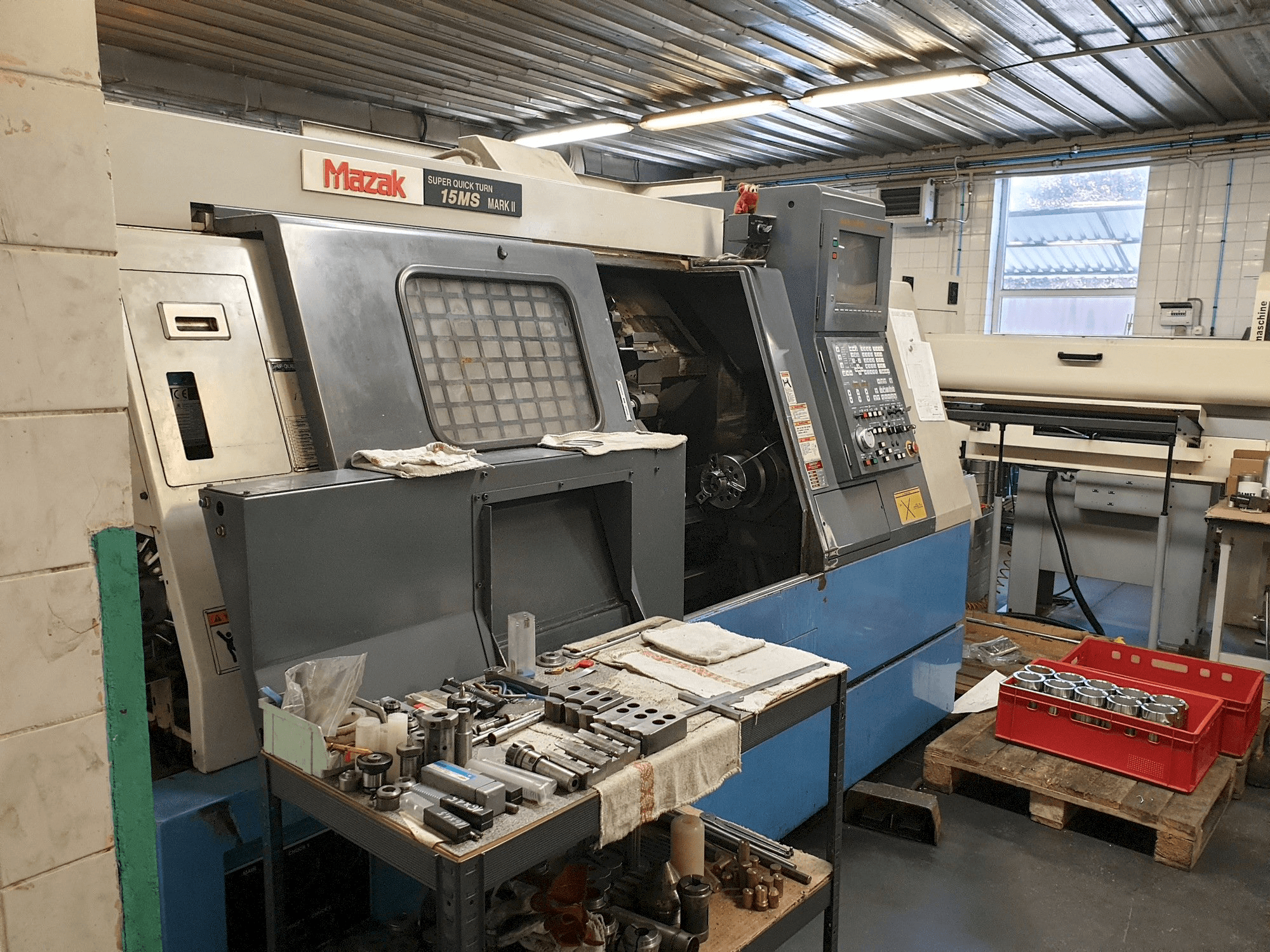 Vista Frontal da Mazak SQT 15MS máquina