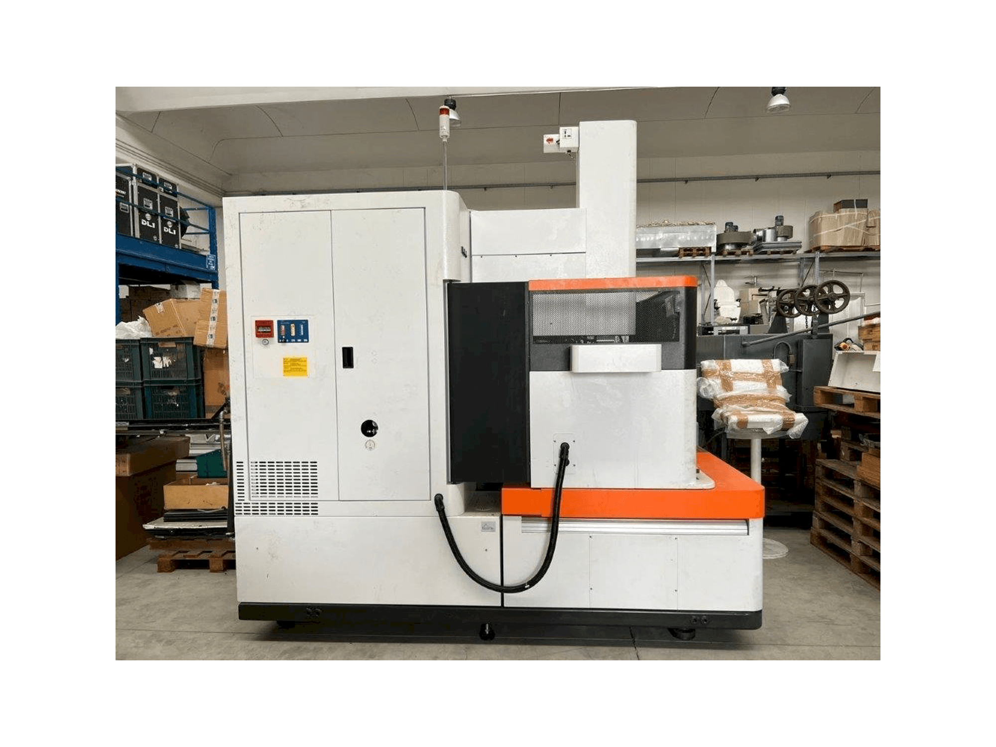 Vista Frontal da AgieCharmilles FORM 30 máquina