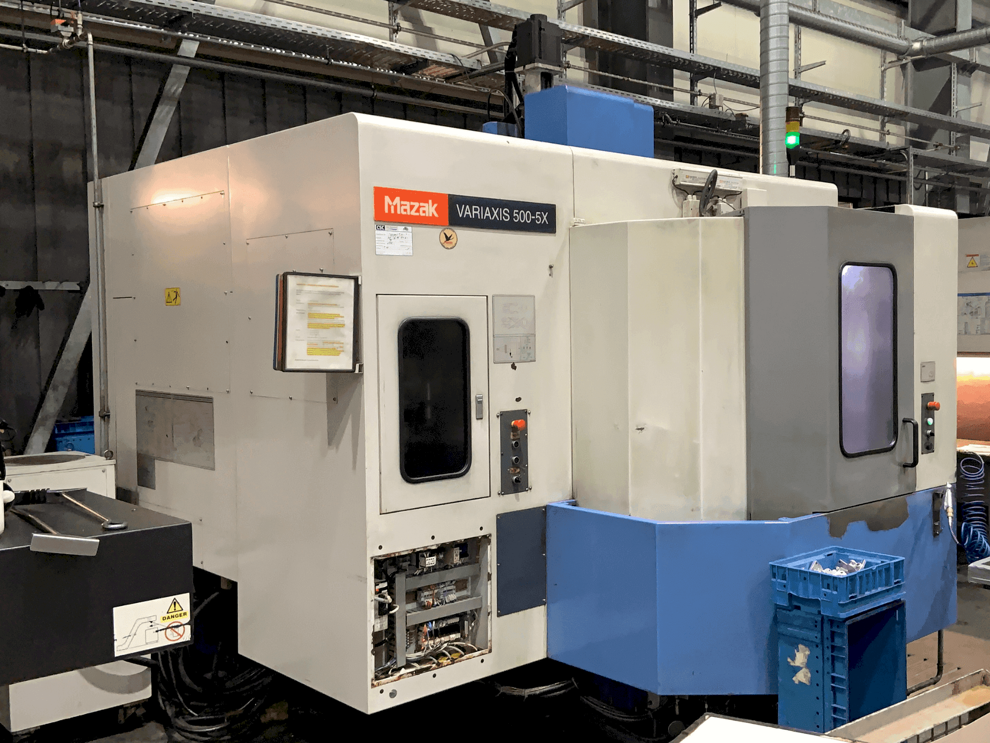 Vista Frontal da Mazak VARIAXIS 500 5X máquina