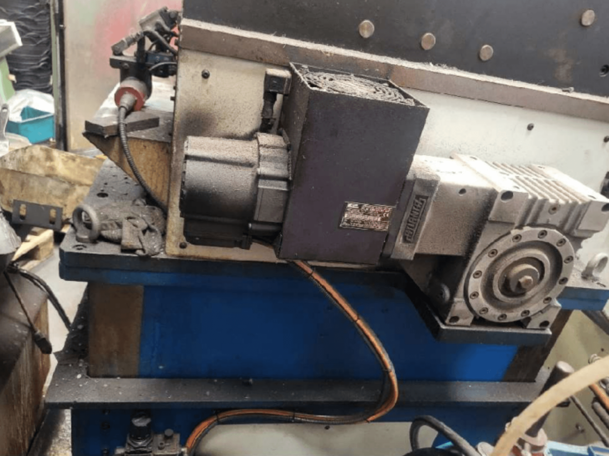 Prensa de estampagem mecânica PRESSIX 160 CNR 6, vista lateral mostrando o motor e as ligações numa plataforma azul.