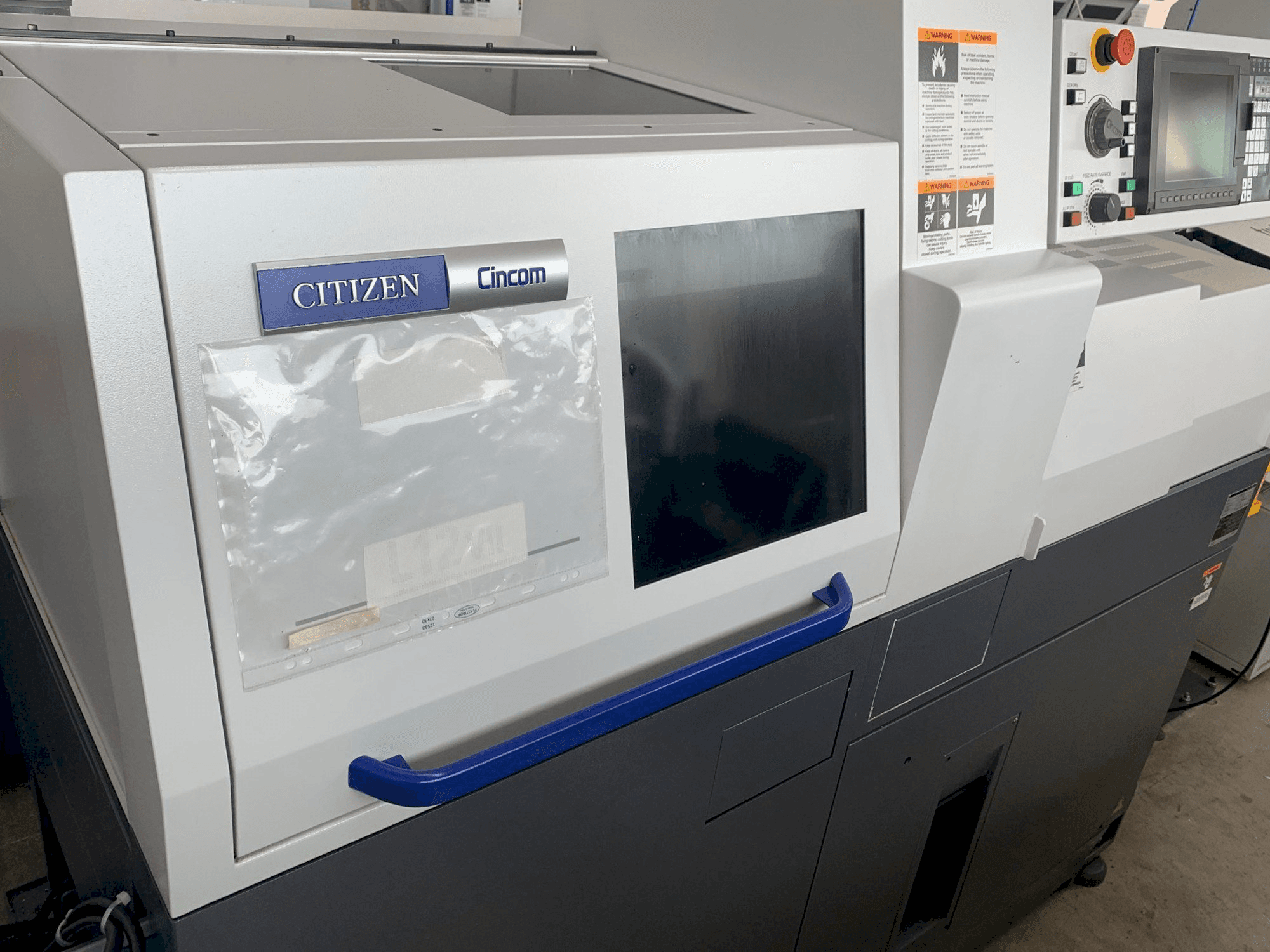 Vista Frontal da Citizen Cincom L12 máquina