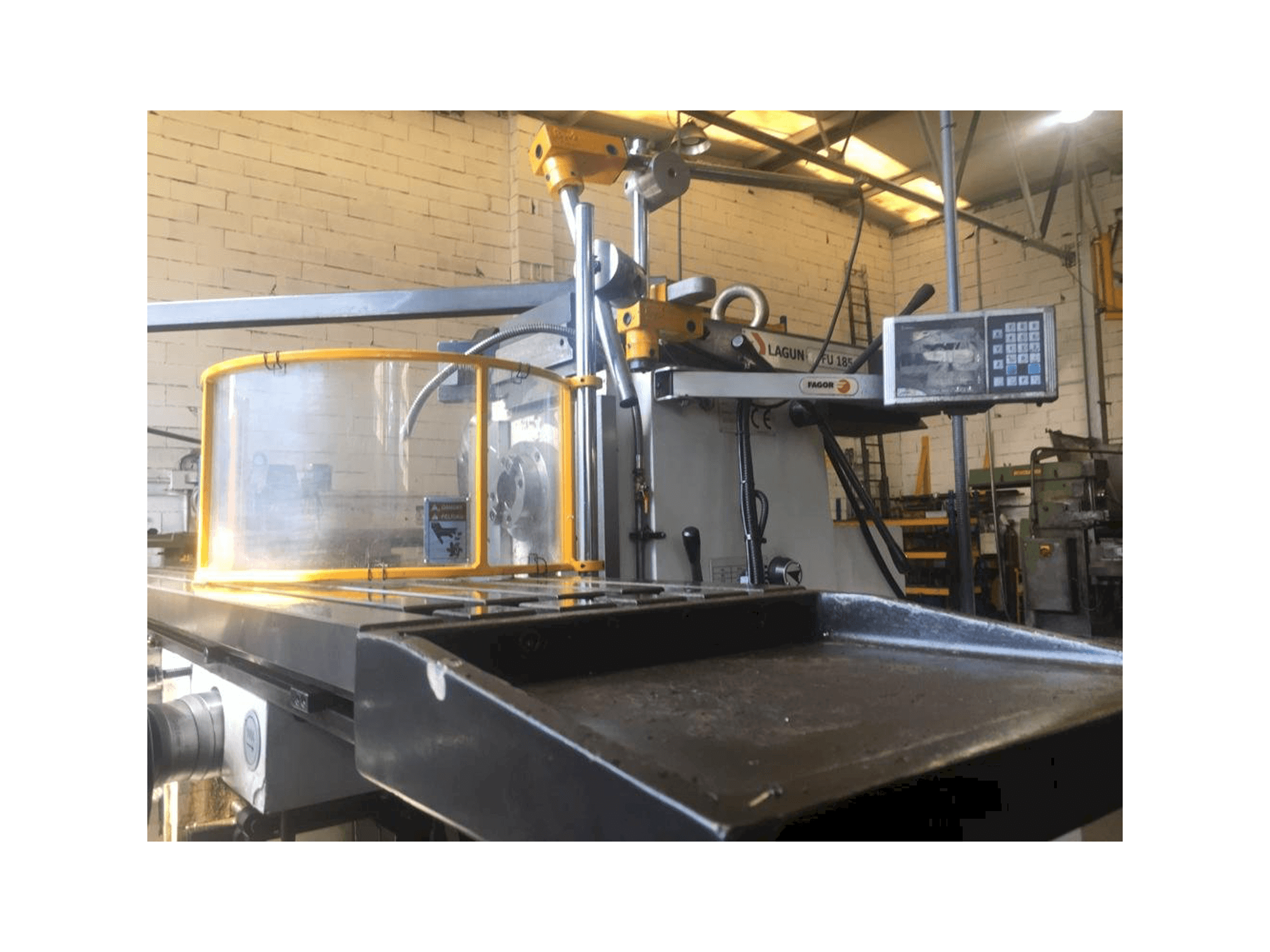 Vista Frontal da LAGUN FU-185 máquina