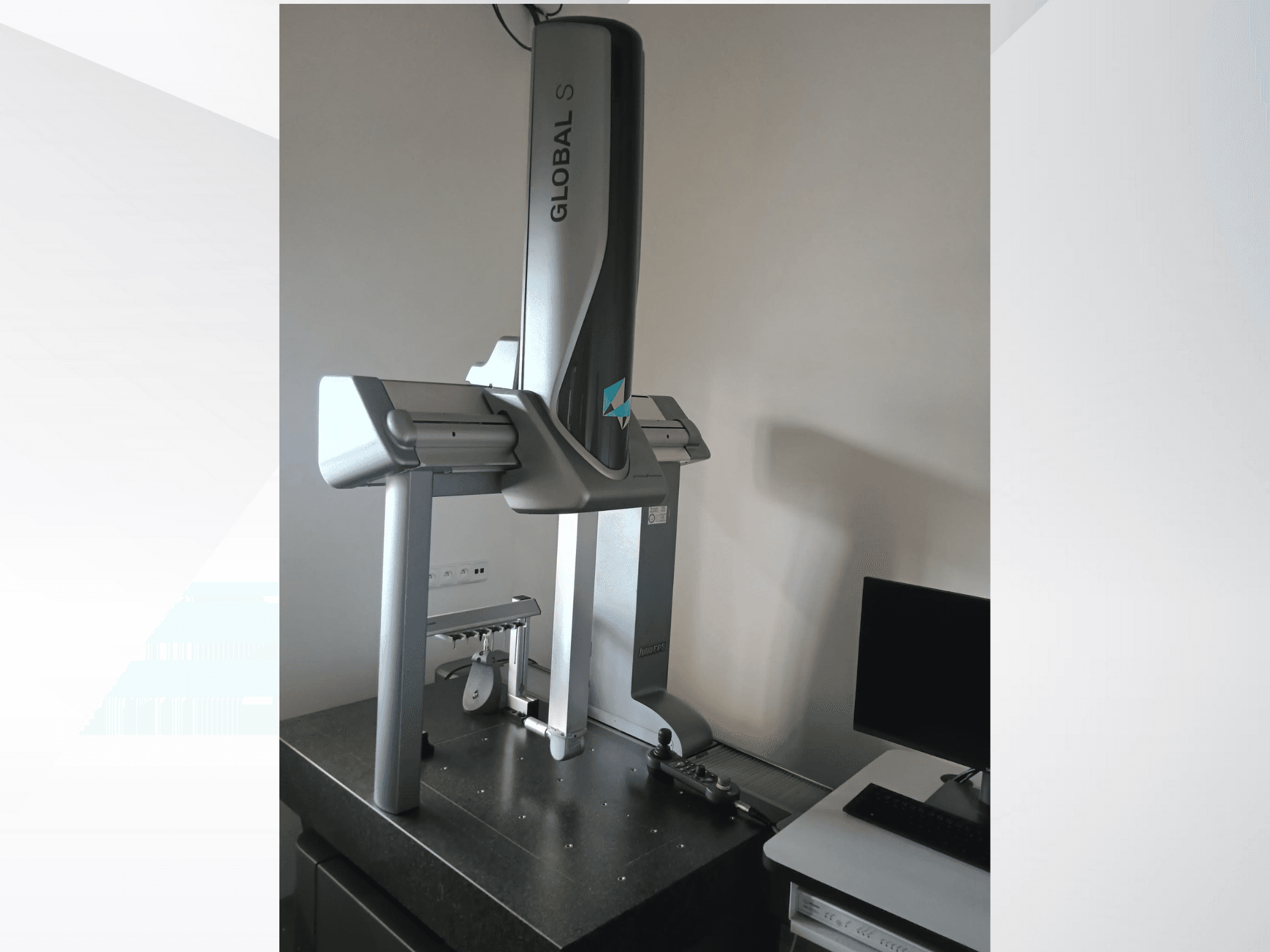 Máquina de medição por coordenadas Global S mostrada de frente, com um design elegante e prateado numa superfície escura.