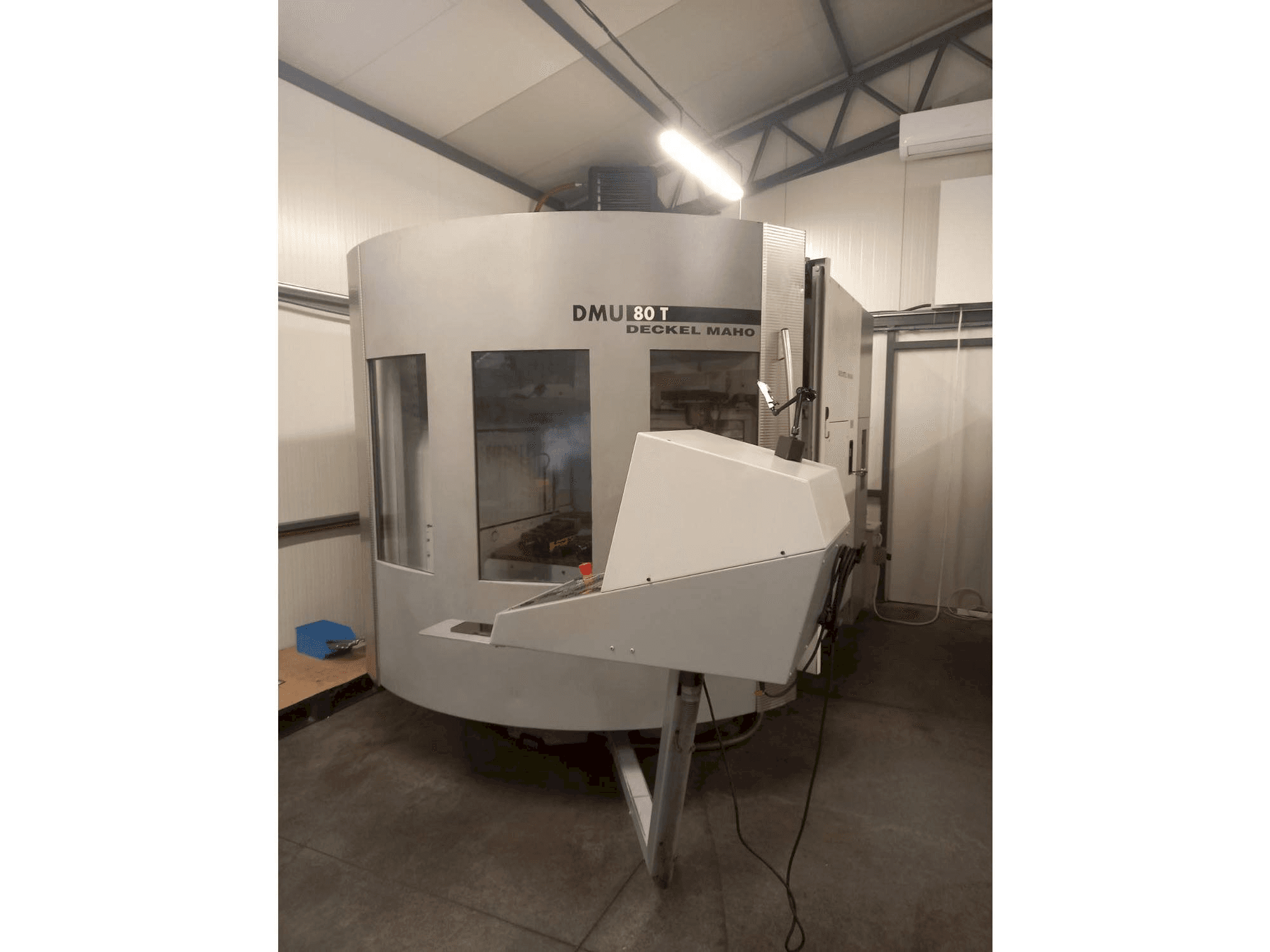 Vista Frontal da DECKEL MAHO DMU 80T máquina