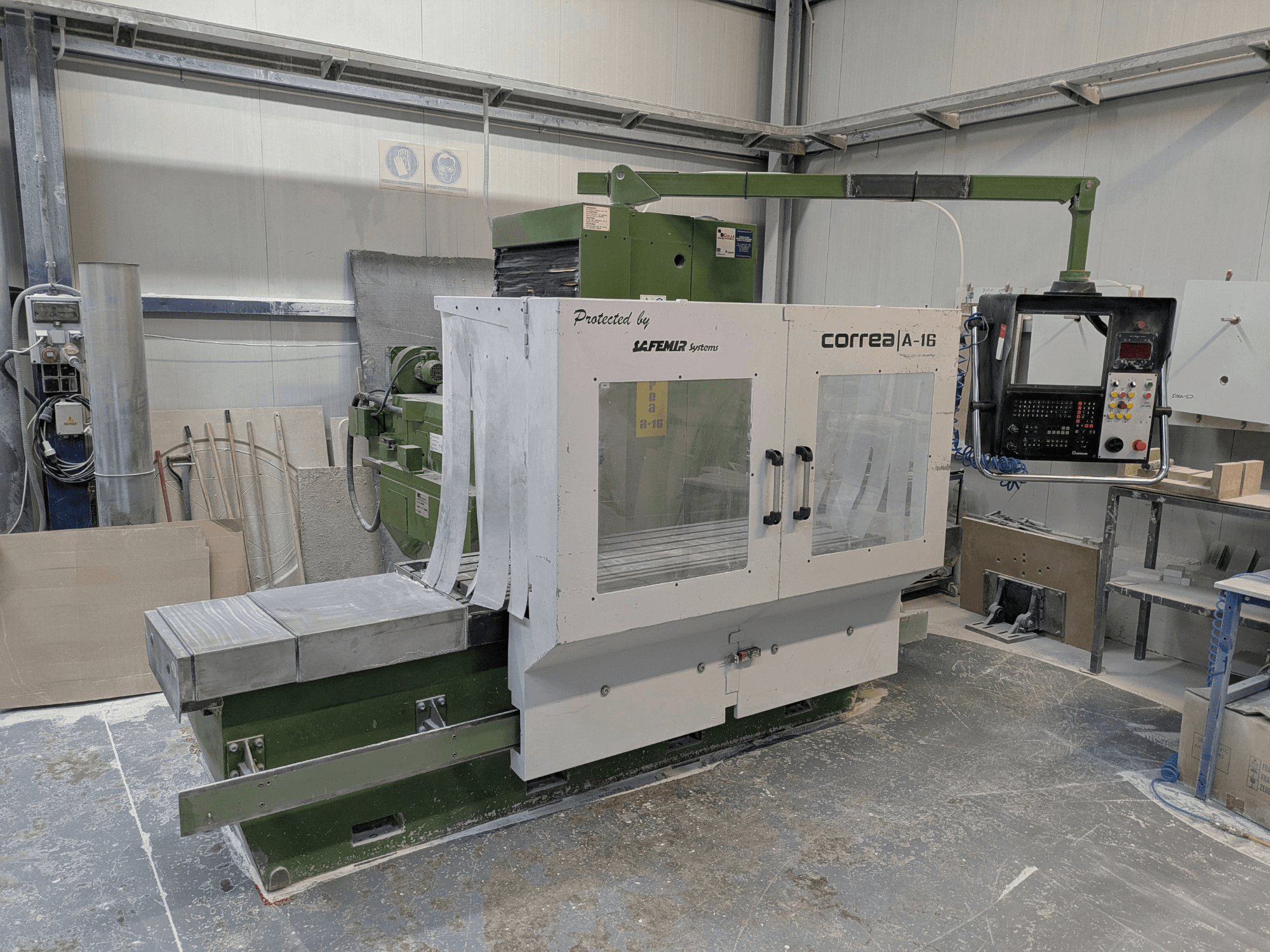 Fresadora Correa A-16 numa oficina, vista frontal com painel de controlo e superfície de trabalho, demonstrando o design industrial e a funcionalidade.
