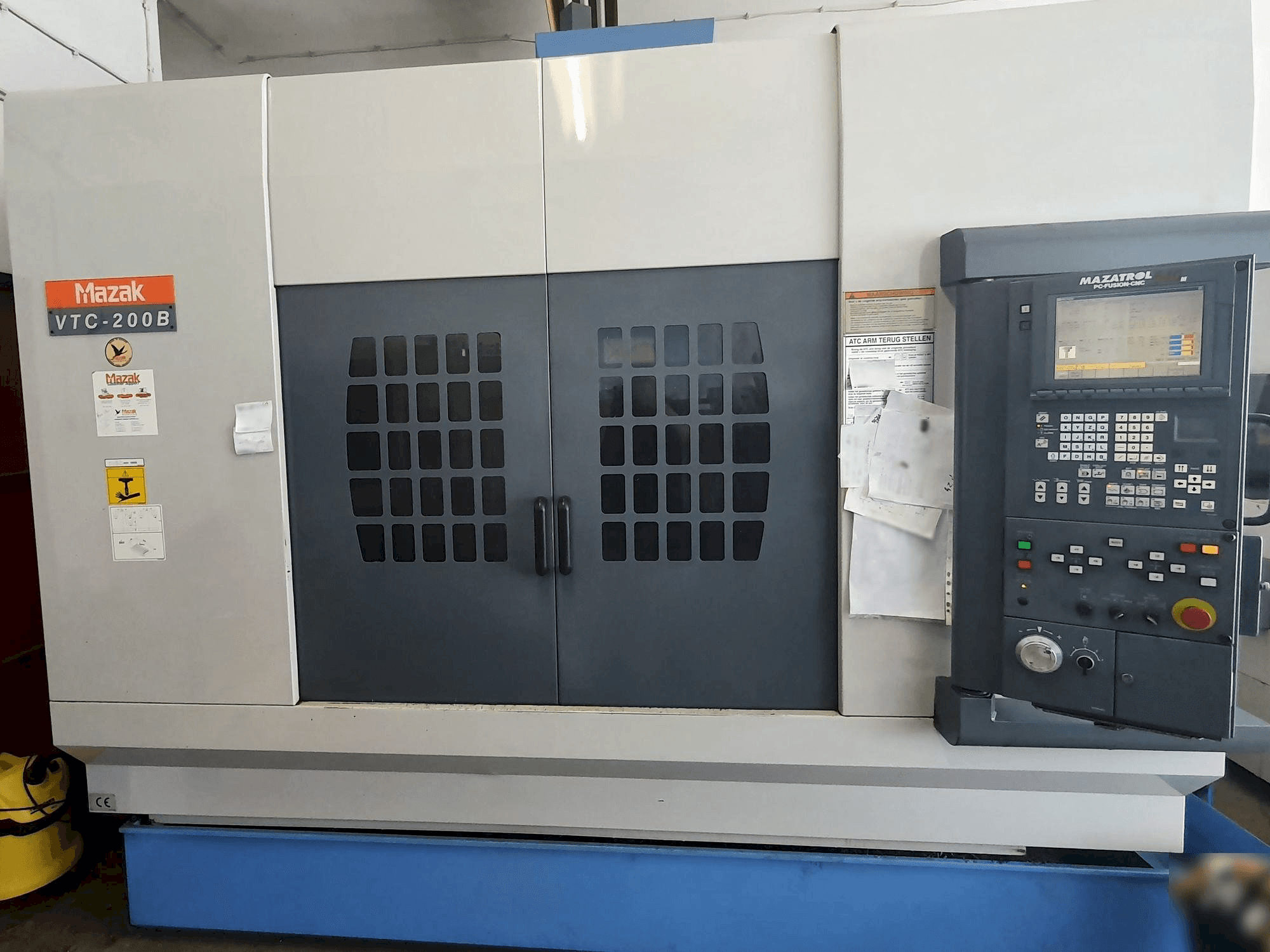 Vista Frontal da Mazak VTC-200B máquina