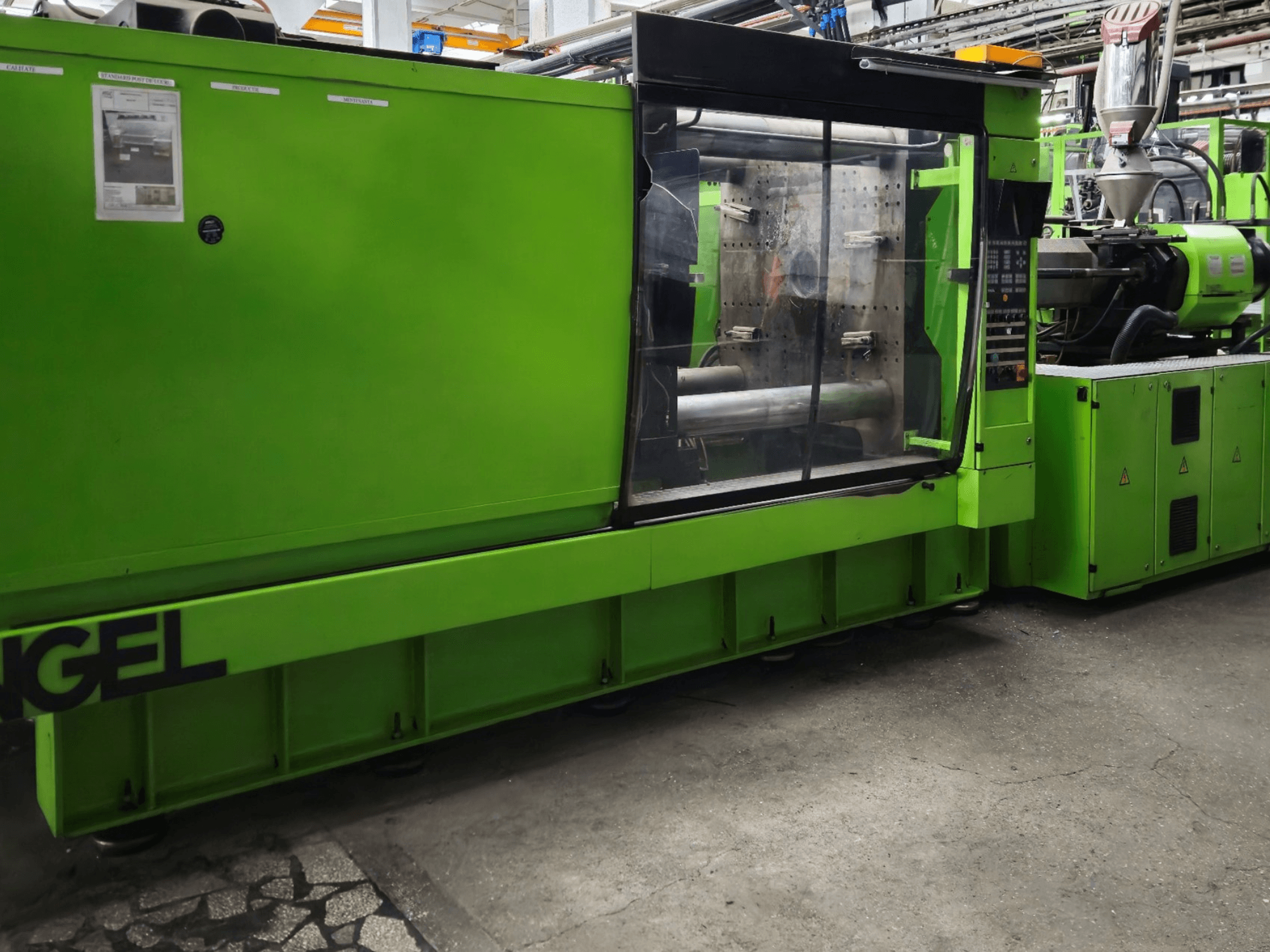 Máquina de moldagem por injeção Green Engel, vista lateral, com painel de controlo e grande janela de visualização.