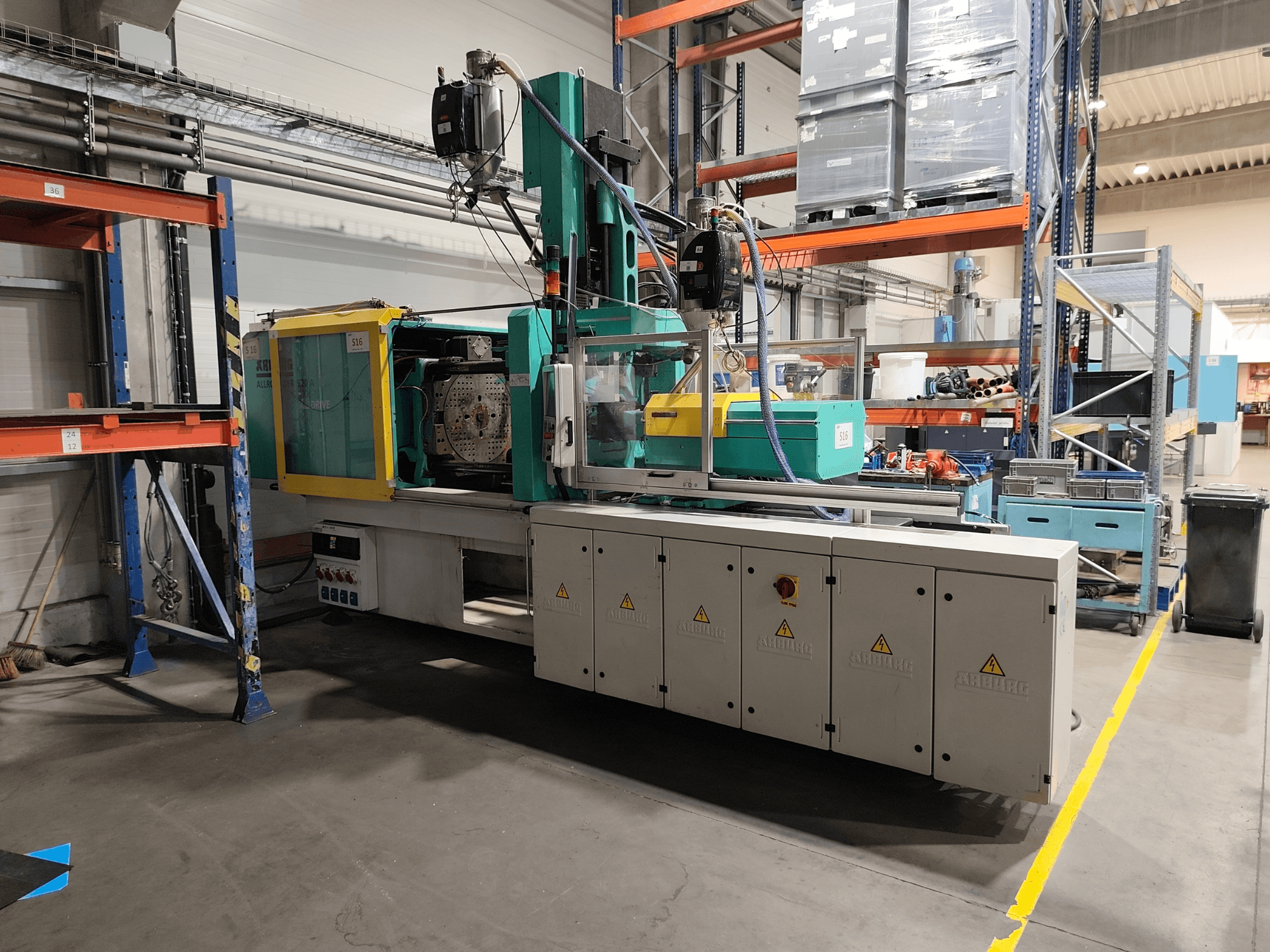 Máquina de moldagem por injeção hidráulica Arburg Allrounder 520 A 1500-70 Alldrive, vista lateral num ambiente fabril.