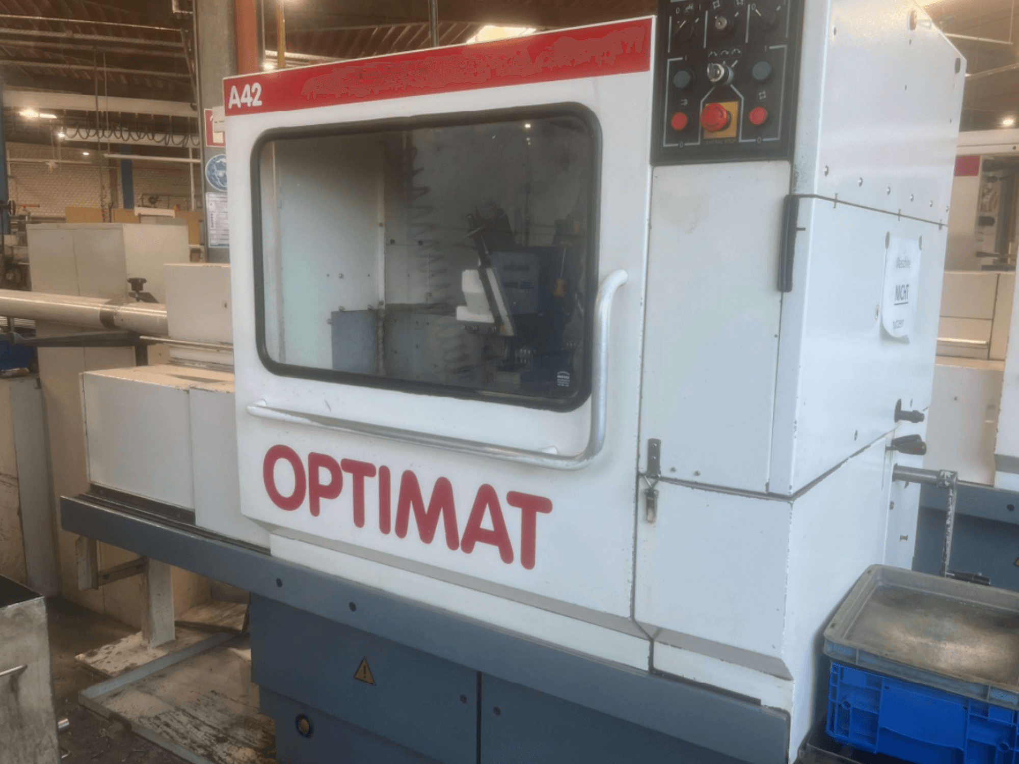 Torno horizontal KOVOSVIT MAS Optimat A42, vista frontal, mostrando o painel de controlo e a janela que permite a visibilidade das operações.