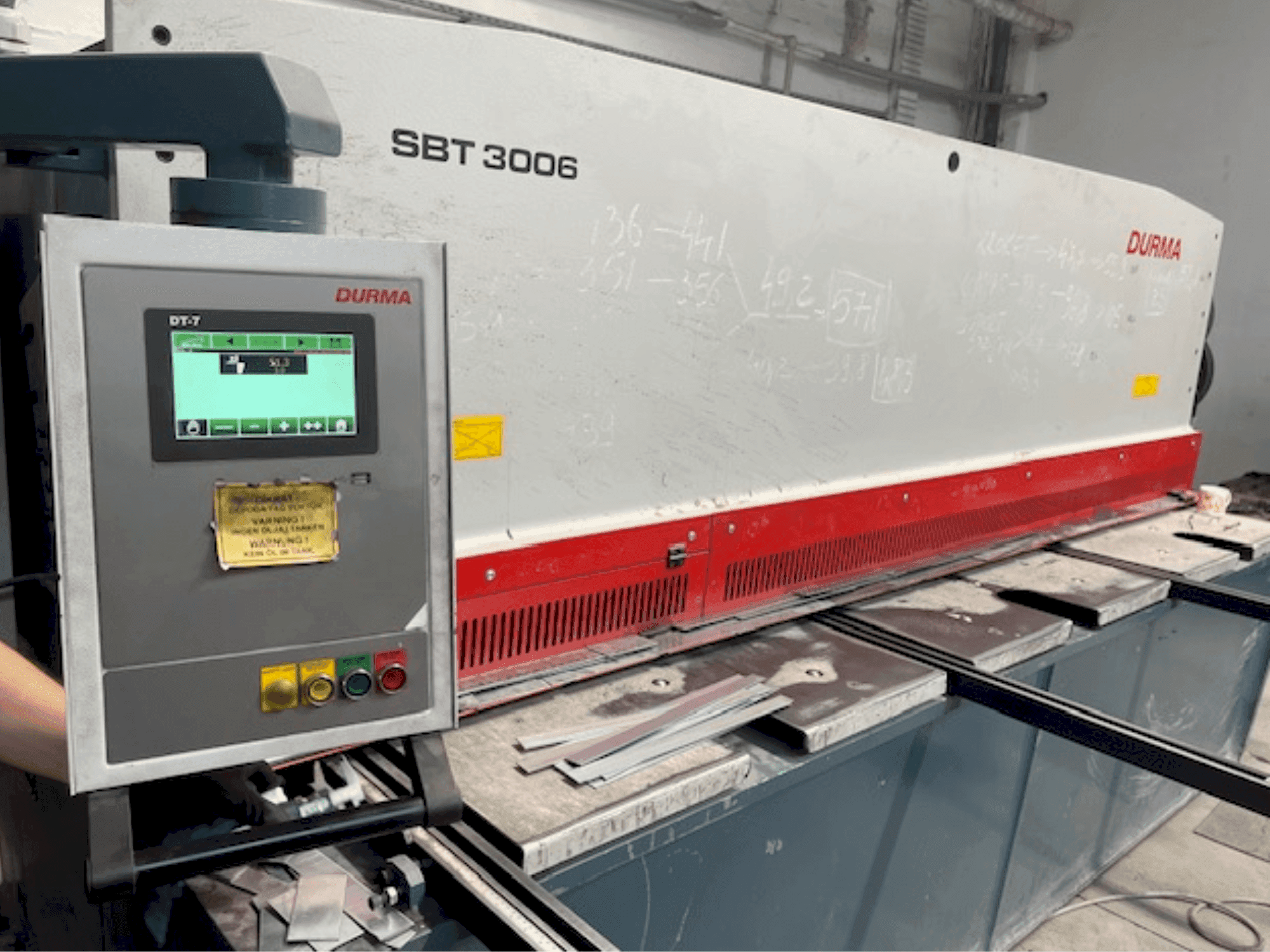 Vista Frontal da Durma SBT 3006 máquina