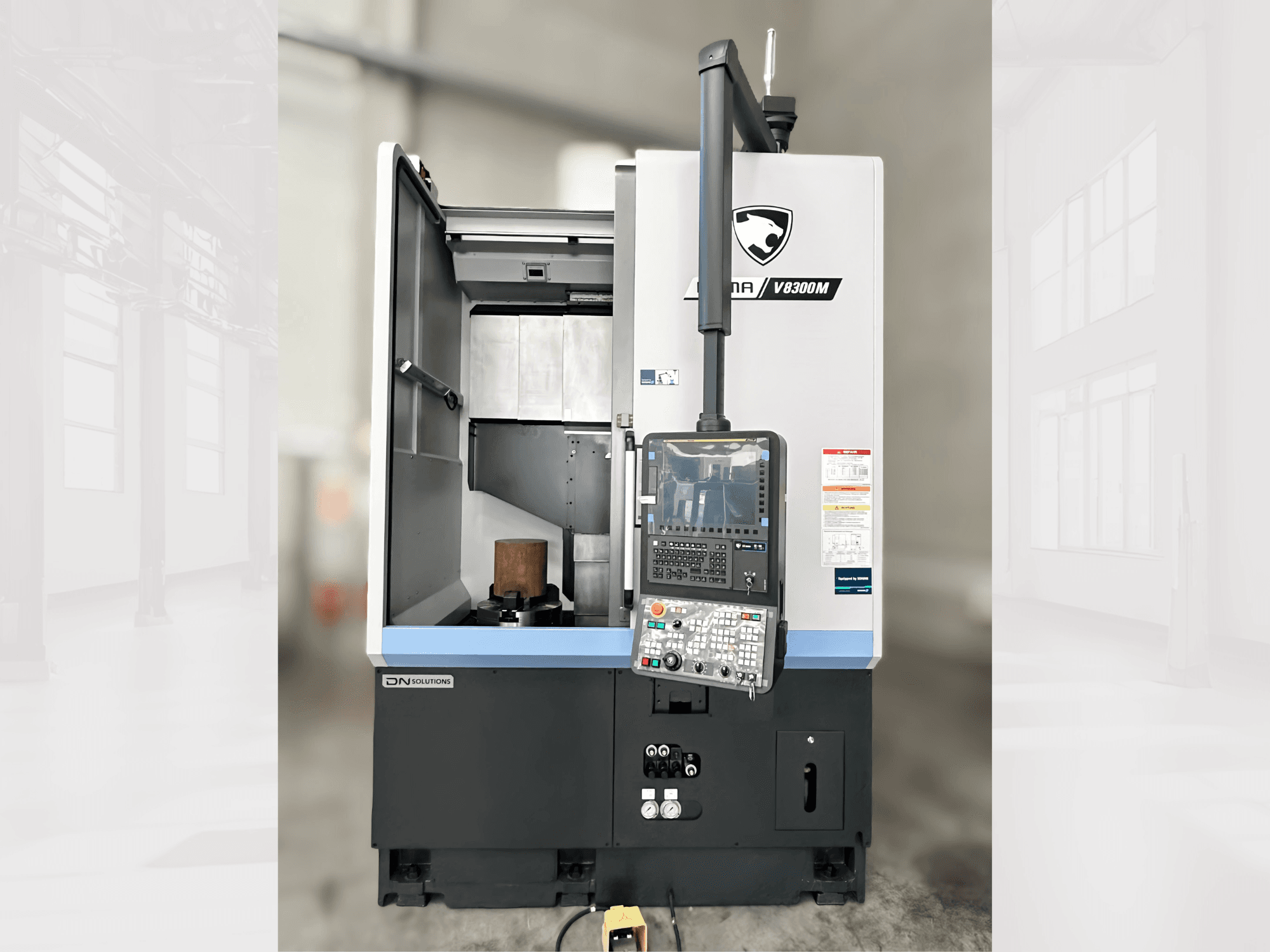 O torno vertical Puma V8300MR em vista frontal, com um painel de controlo e uma porta aberta que mostra o interior.