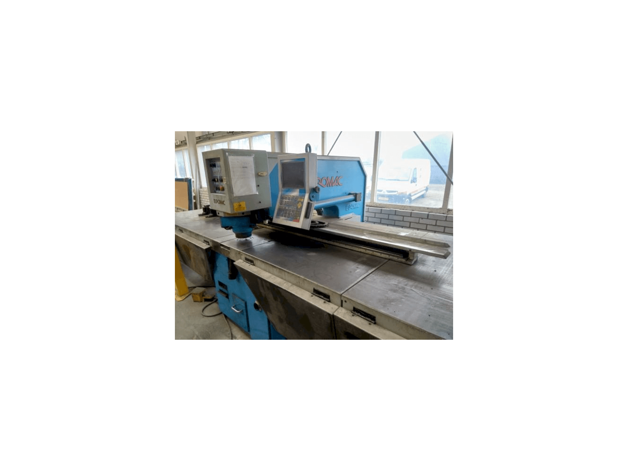 Vista Frontal da Euromac CX 1000/30 máquina