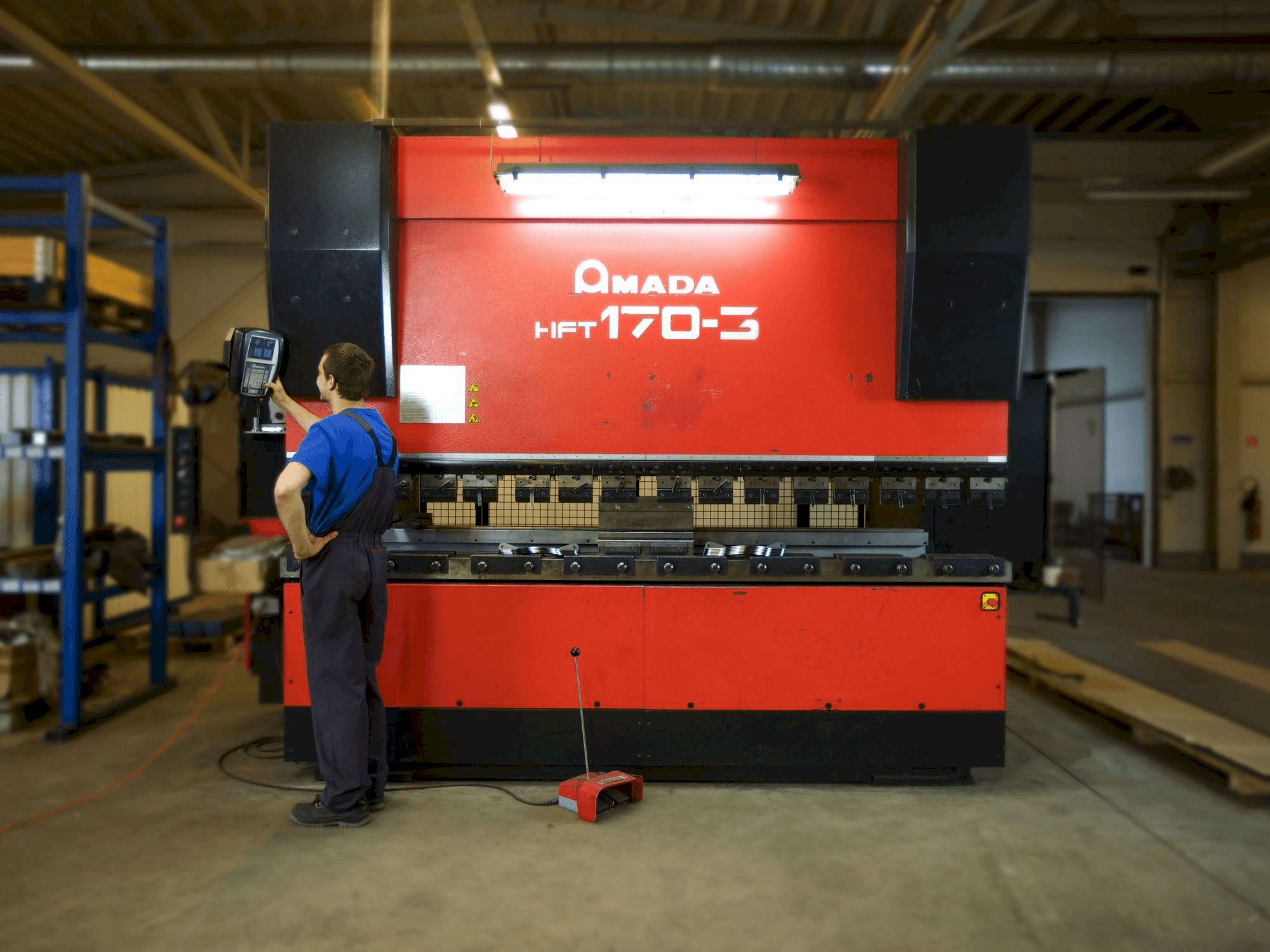 Vista Frontal da AMADA HFT 170-3 máquina
