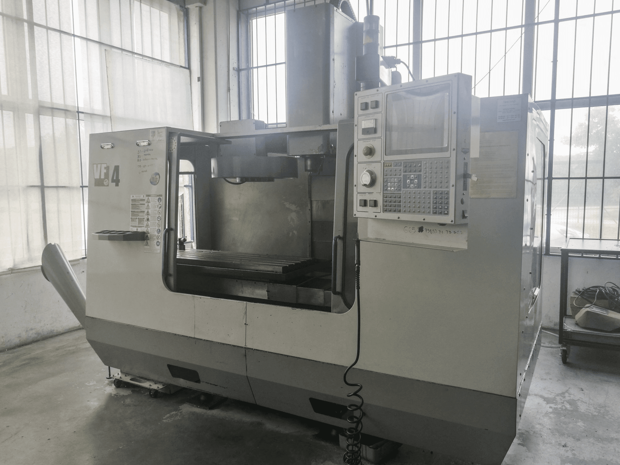 Vista Frontal da HAAS VF-4 máquina