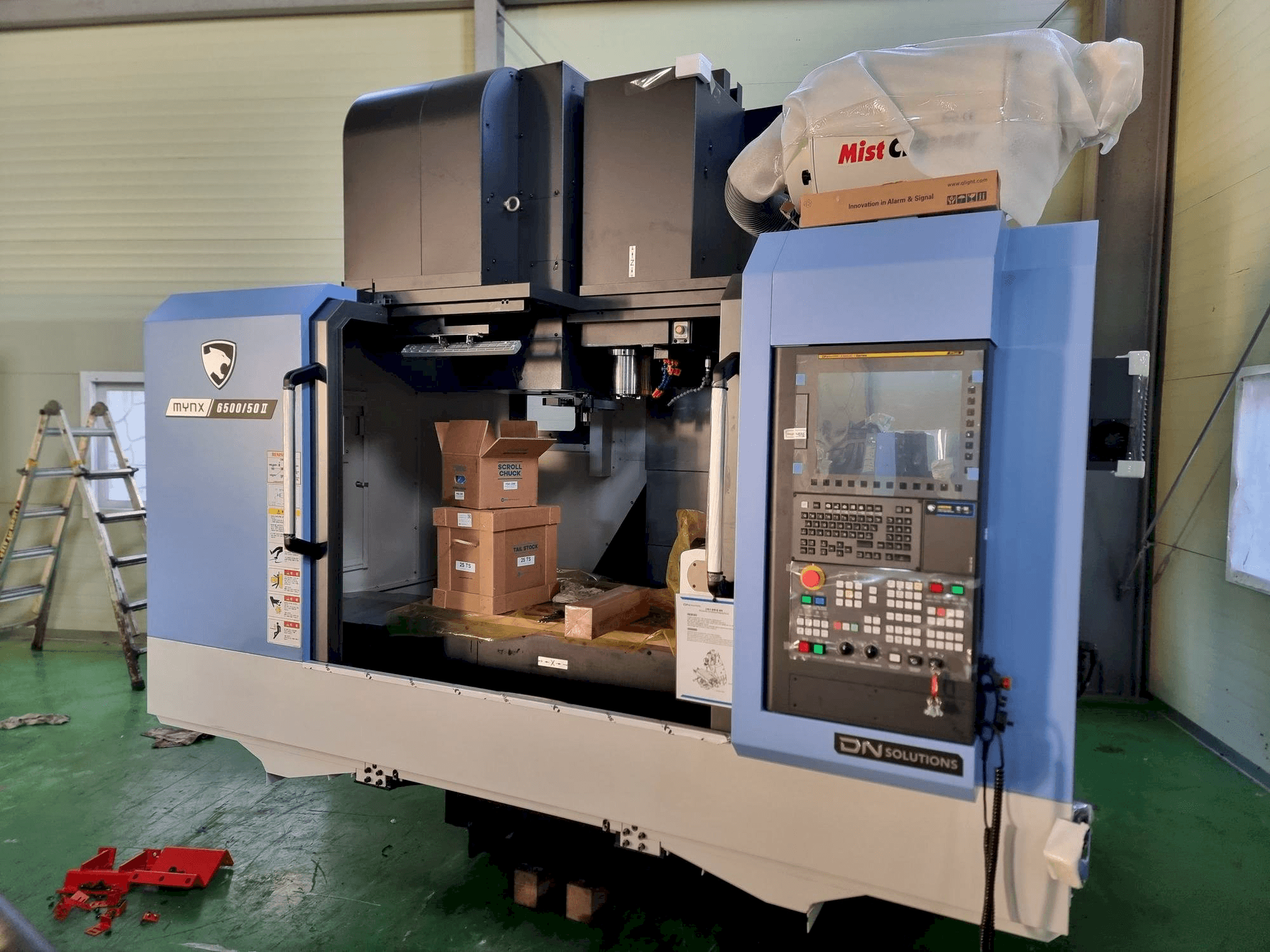 Vista Frontal da DN SOLUTIONS MYNX 6500/50 máquina