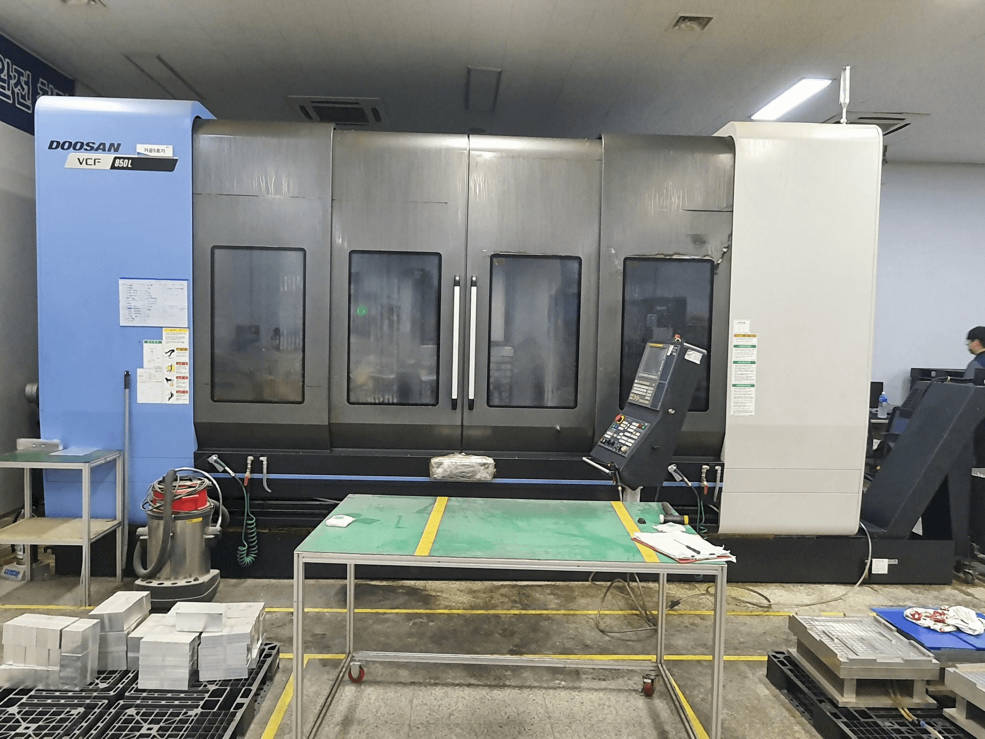 Vista Frontal da Doosan VCF850L máquina