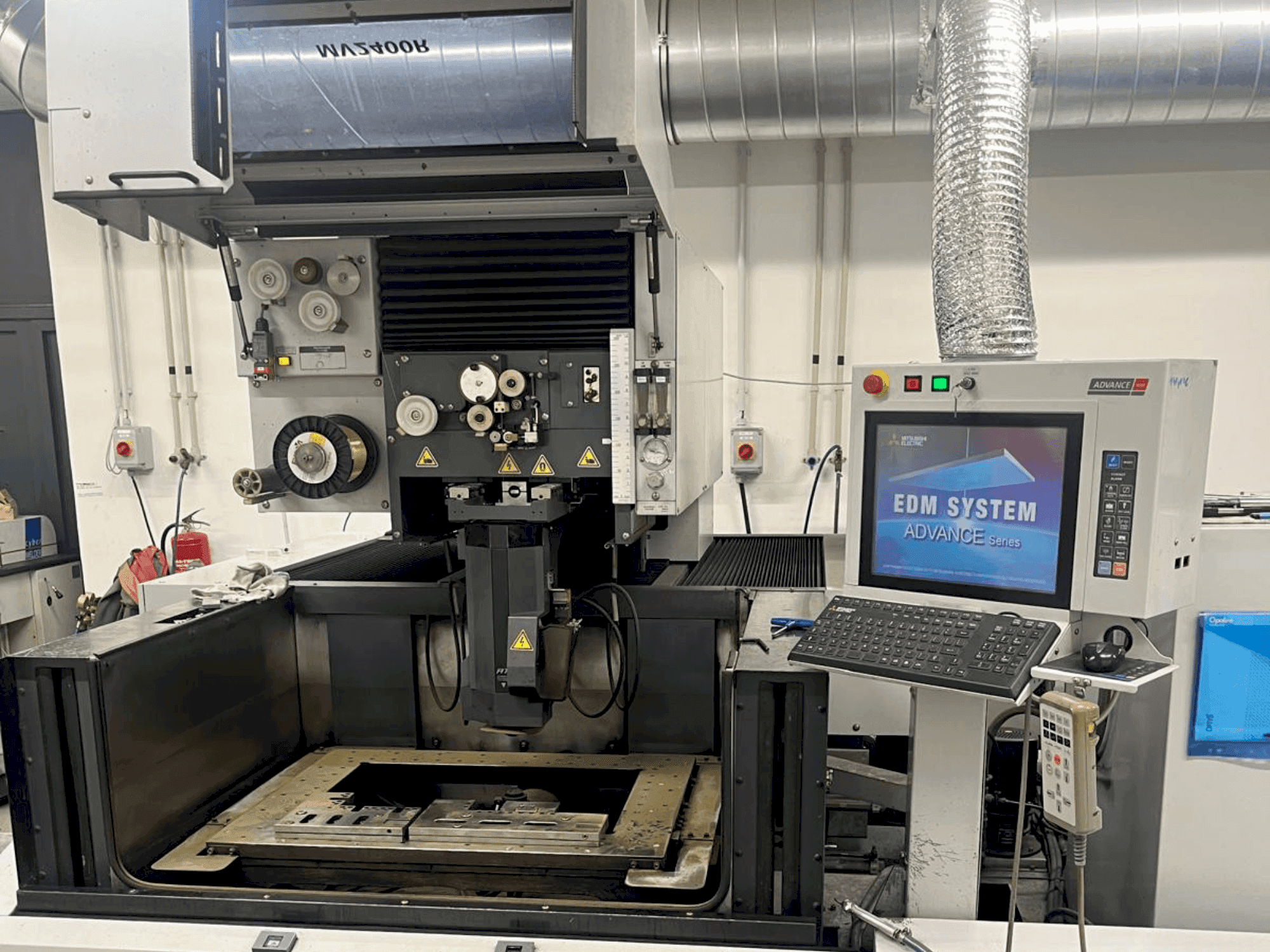 Vista Frontal da Mitsubishi MV2400 R máquina