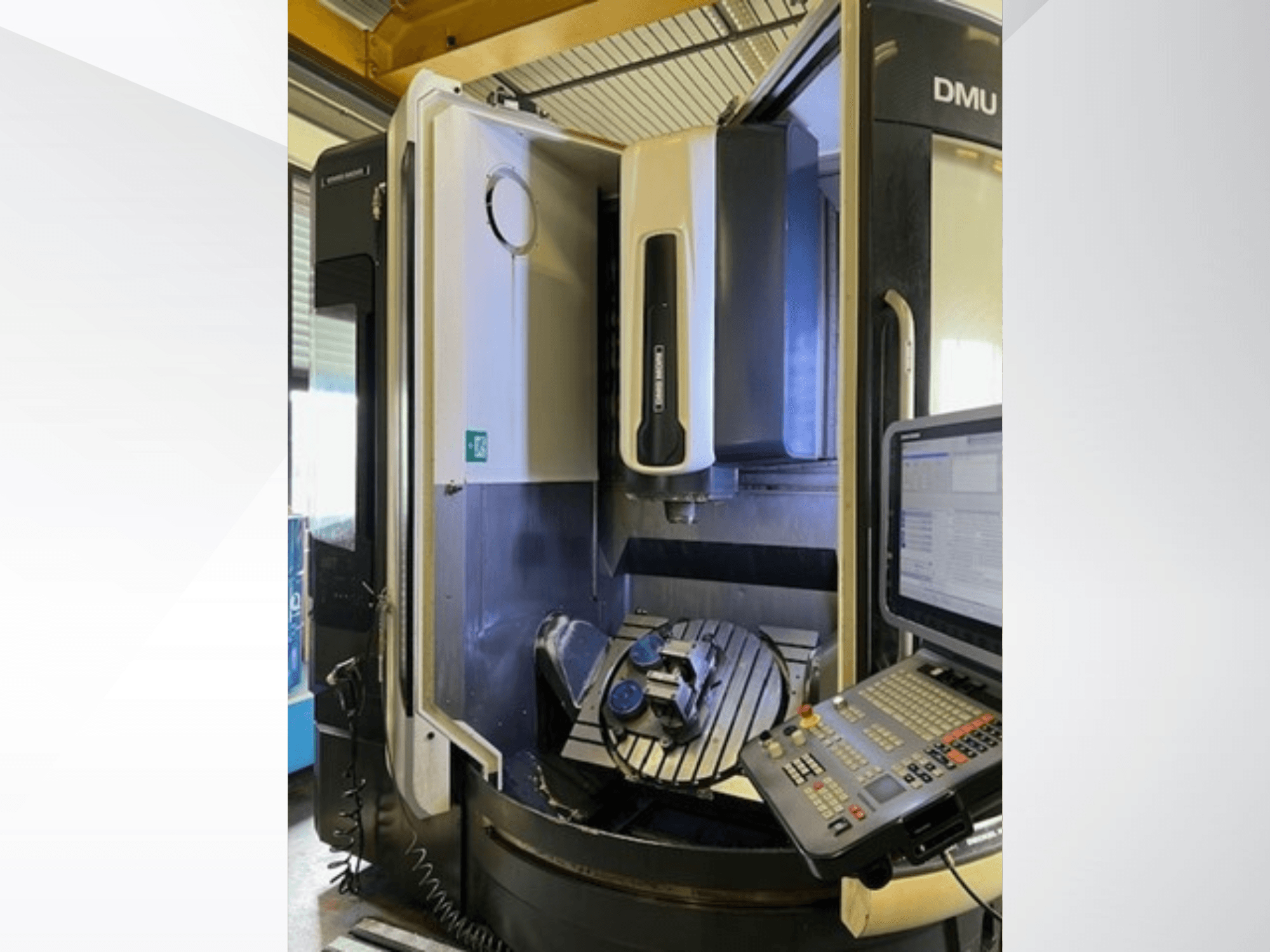 Centro de maquinação universal DMG MORI DMU 75 Monoblock, vista frontal, mostrando o painel de controlo e a peça de trabalho na mesa.