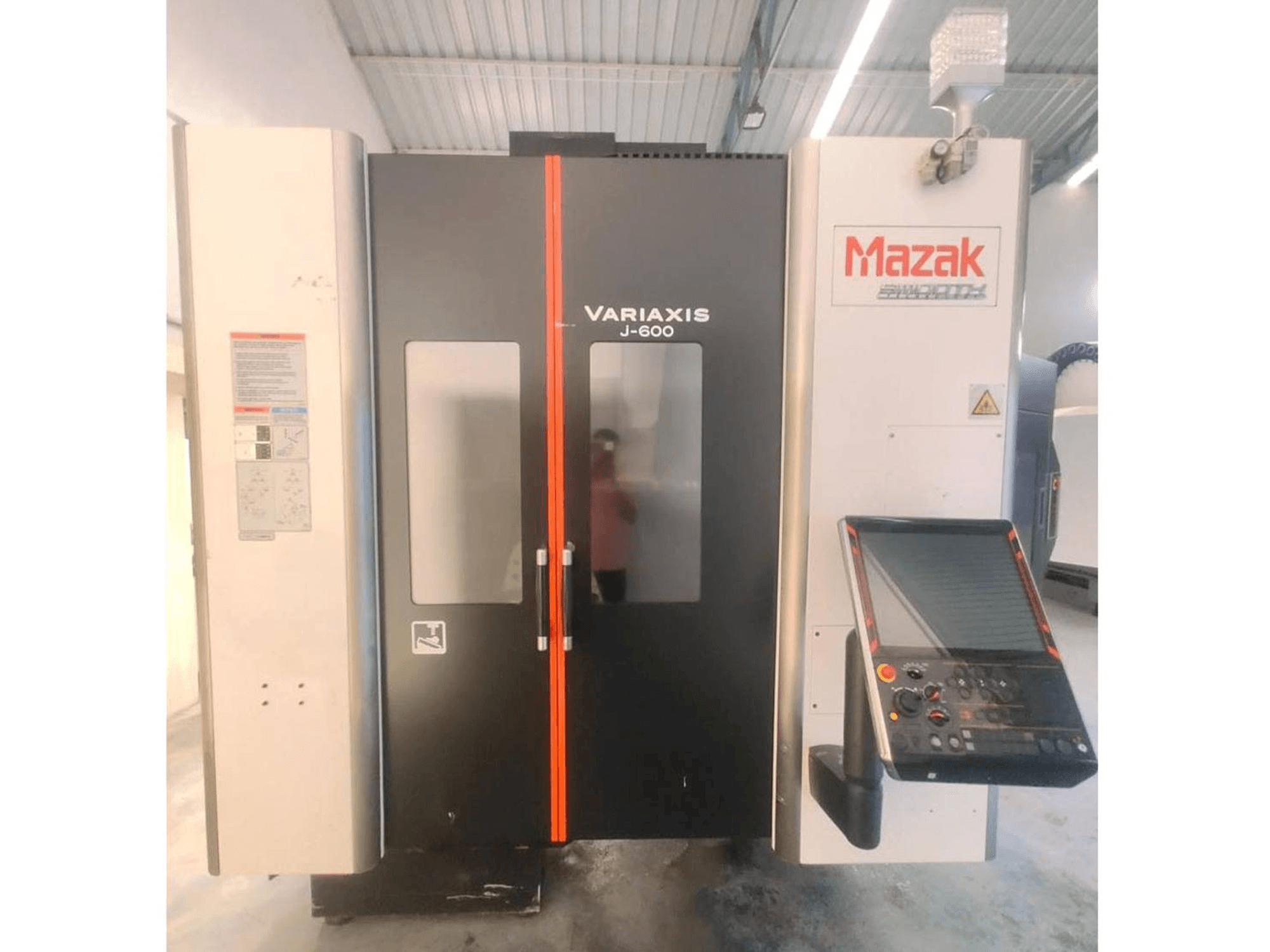 Vista Frontal da Mazak Variaxis J-600 máquina