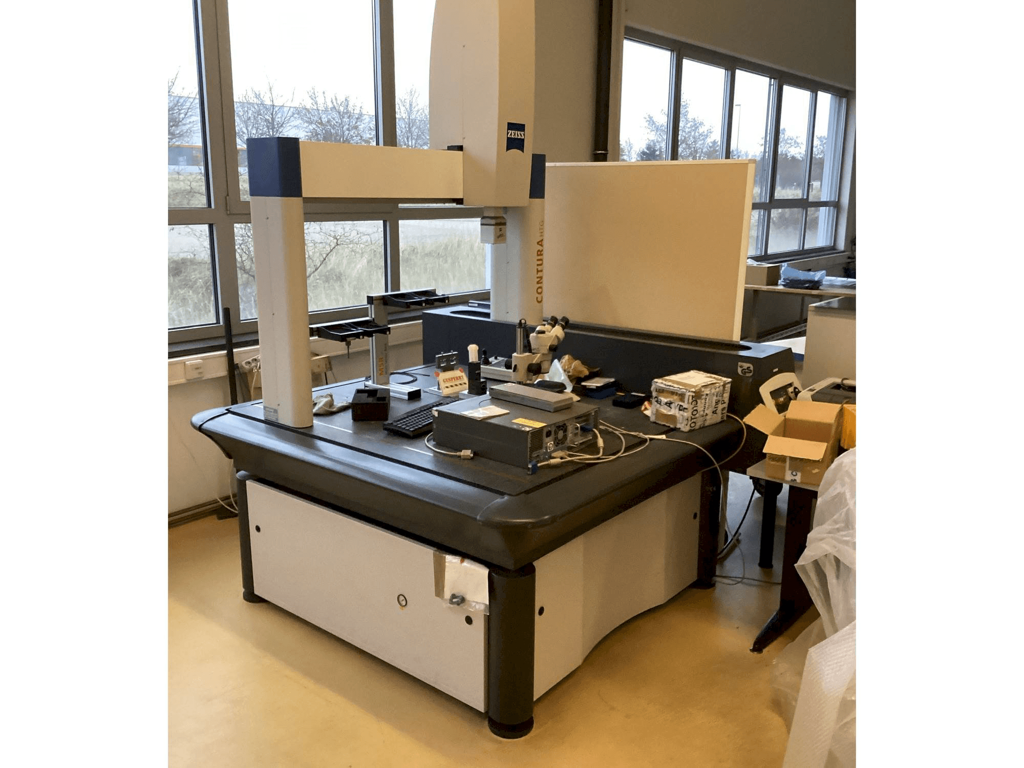 Vista Frontal da ZEISS Contura HTG 10/12/6 máquina