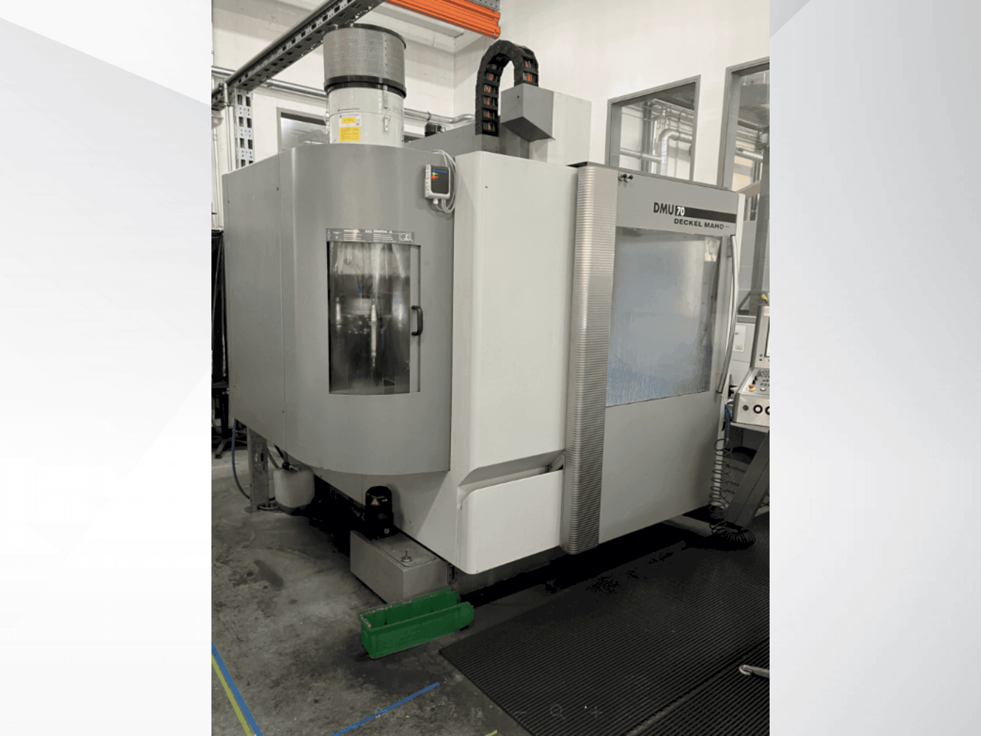 Vista Frontal da DMG DECKEL MAHO DMU 70 máquina