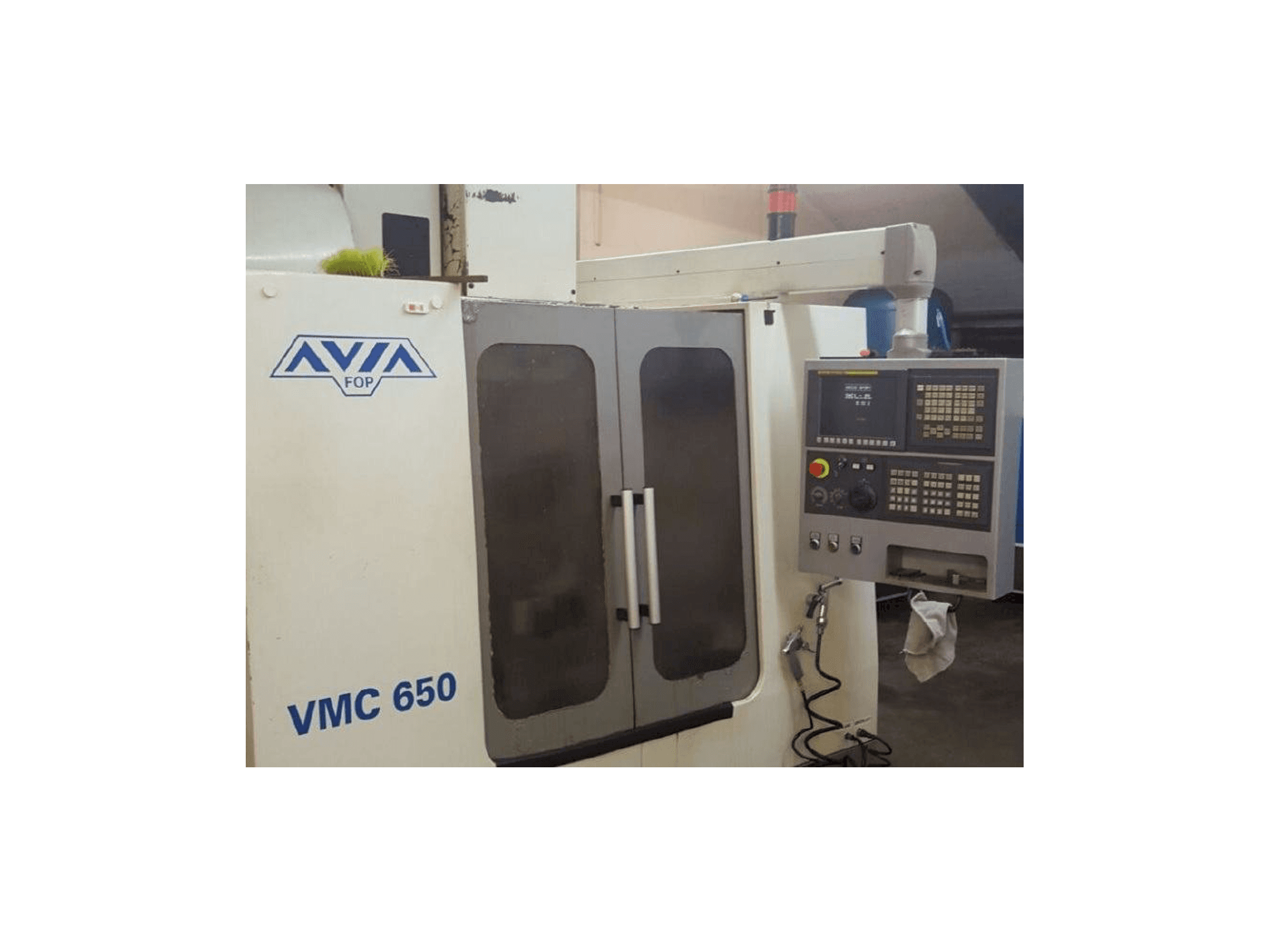 Vista Frontal da Avia VMC 650 máquina