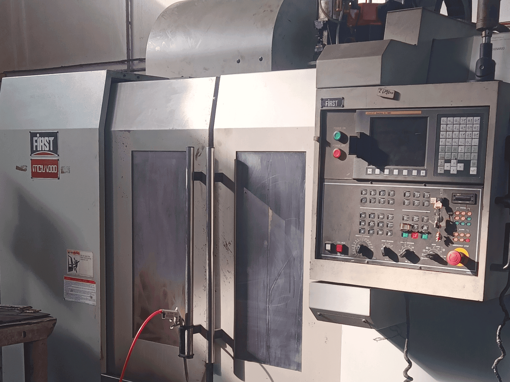 Vista Frontal da FIRST MCV-100 máquina