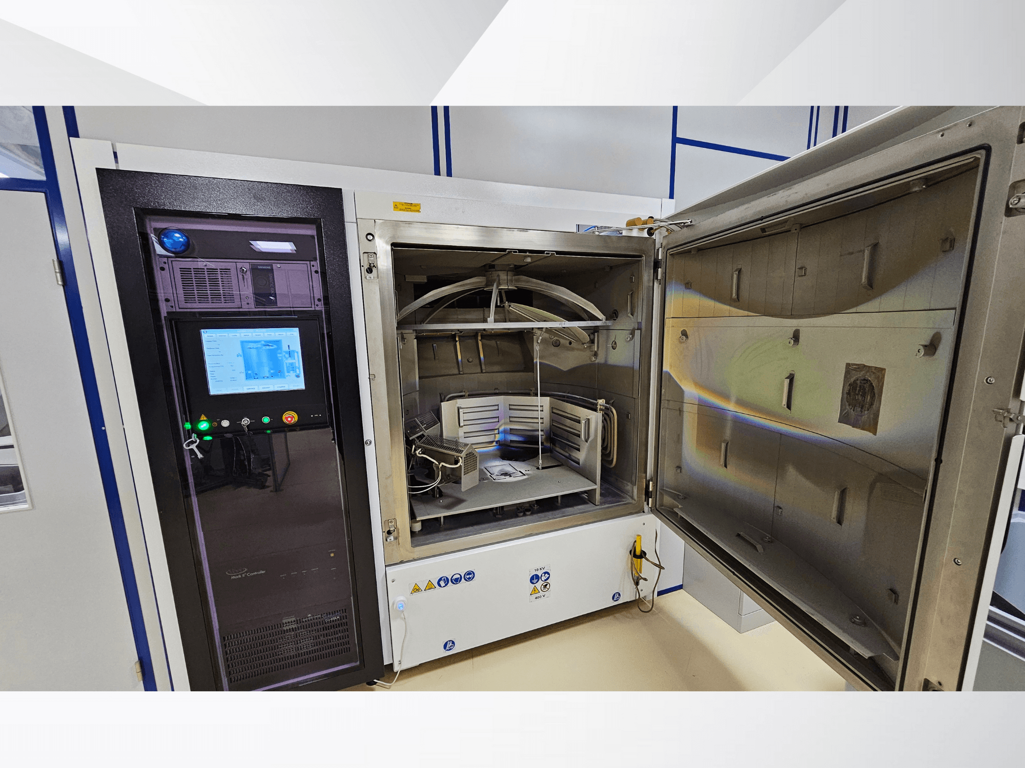 Painel de controlo de uma câmara de testes de marca desconhecida, vista frontal; mostra um ecrã tátil, indicadores e uma porta aberta que revela o interior.