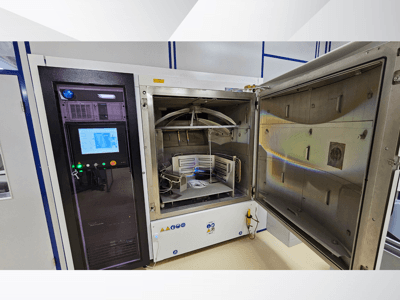 Painel de controlo de uma câmara de testes de marca desconhecida, vista frontal; mostra um ecrã tátil, indicadores e uma porta aberta que revela o interior.