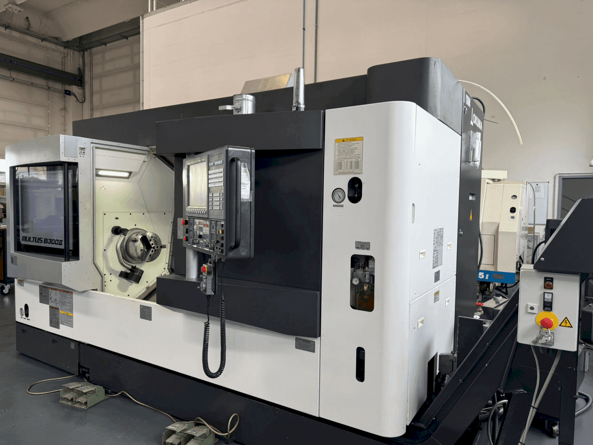 Vista Frontal da Okuma MULTUS B300II máquina