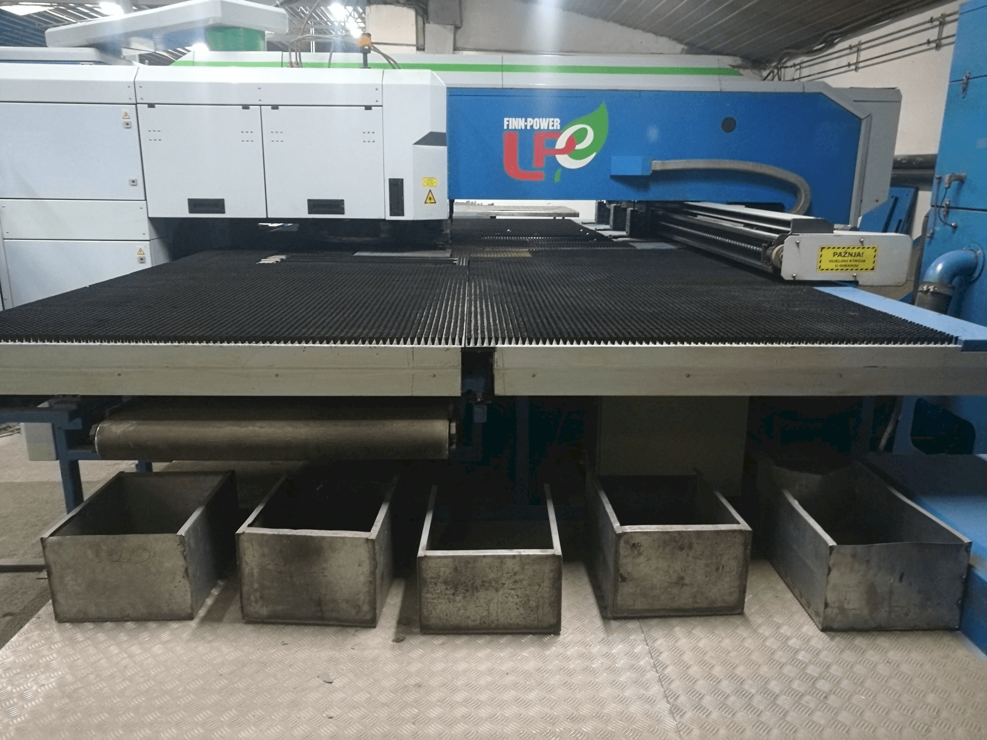 Vista Frontal da Finn-Power LPE5 SWUH máquina