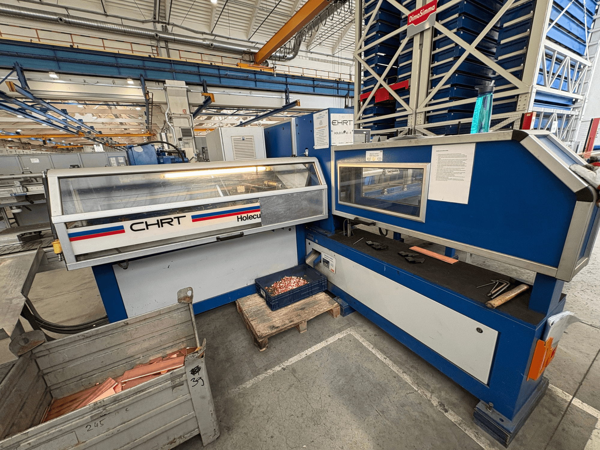 Puncionadora CNC EHRT Holecut 40-9, vista frontal, com painel de controlo, caixa de metal e chapas de cobre nas proximidades.