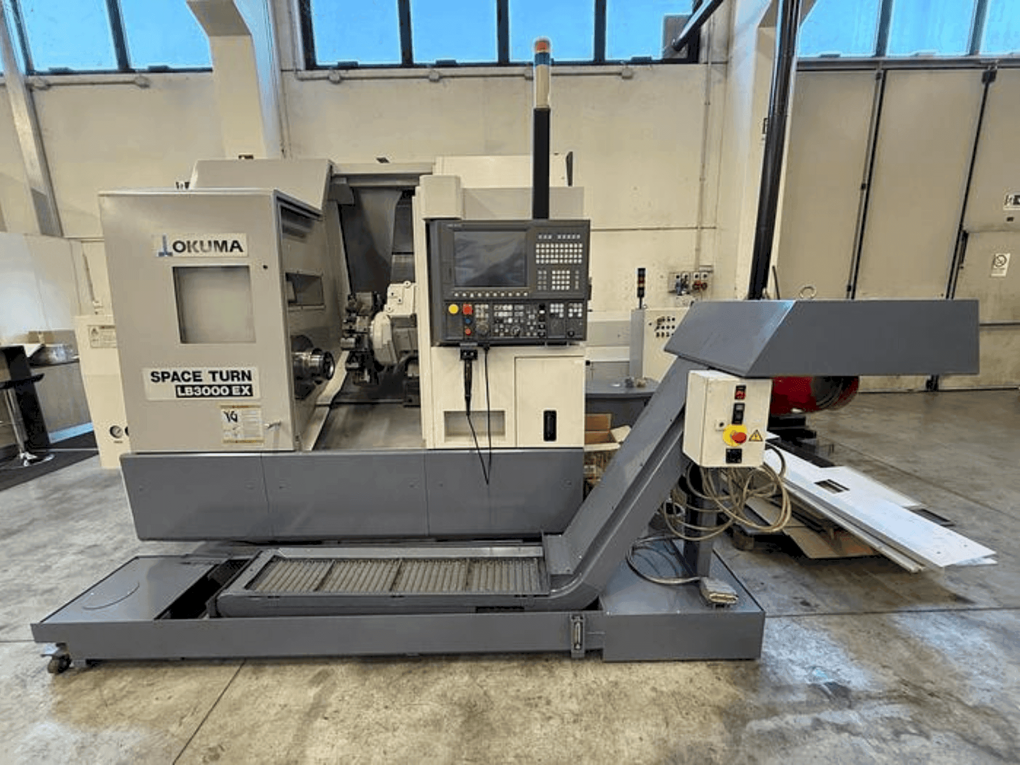 Vista Frontal da Okuma LB 3000 EX MYT máquina