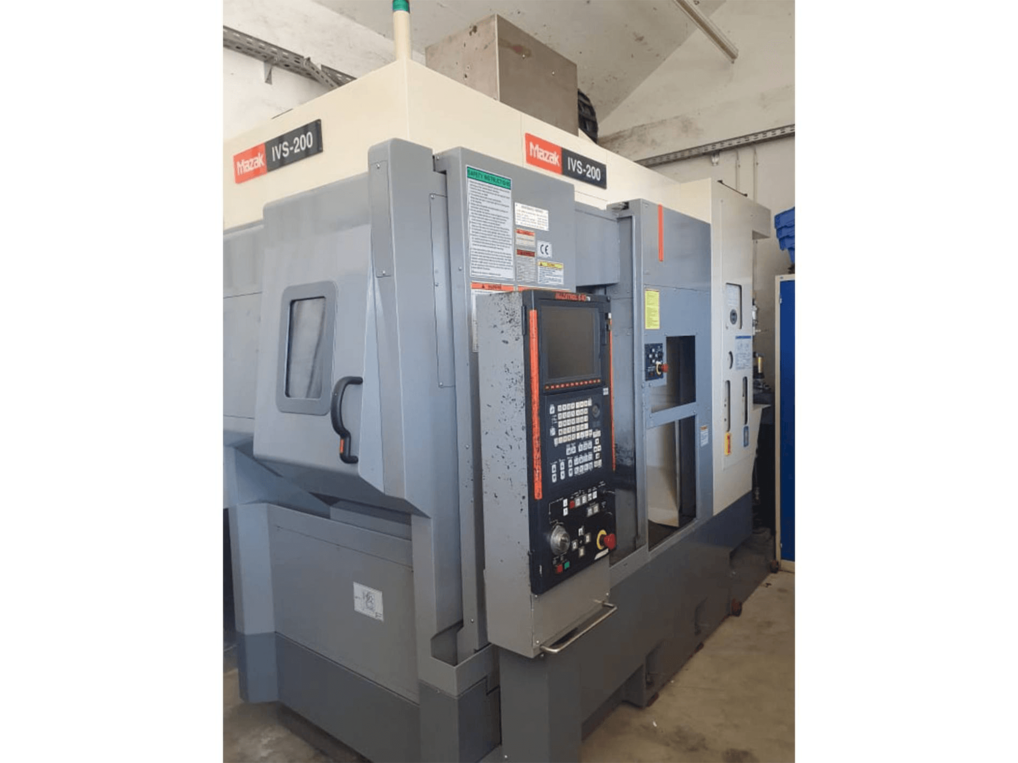 Vista Frontal da Mazak IVS200 máquina