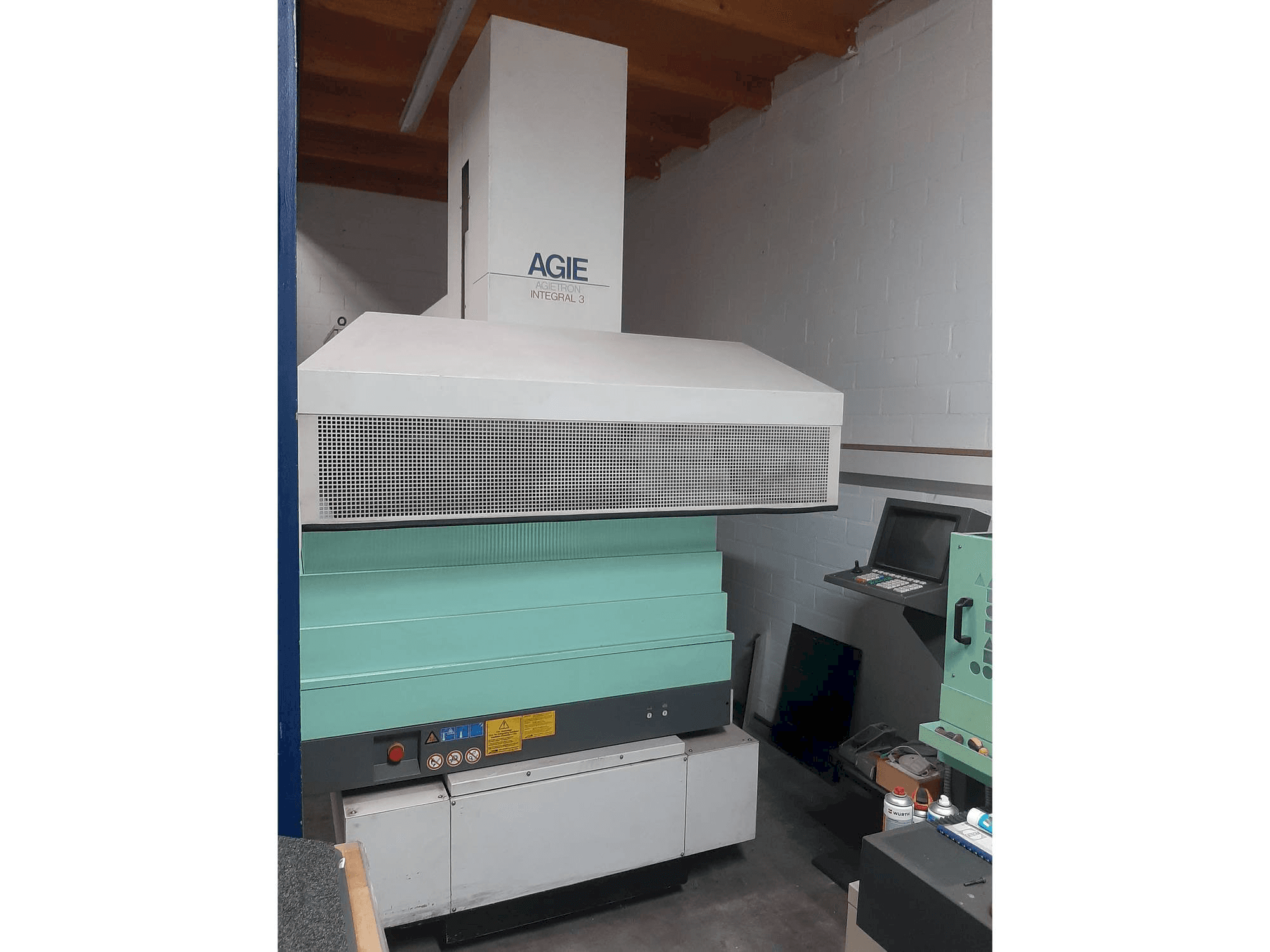 Vista Frontal da AGIE Agietron Integral 3 máquina