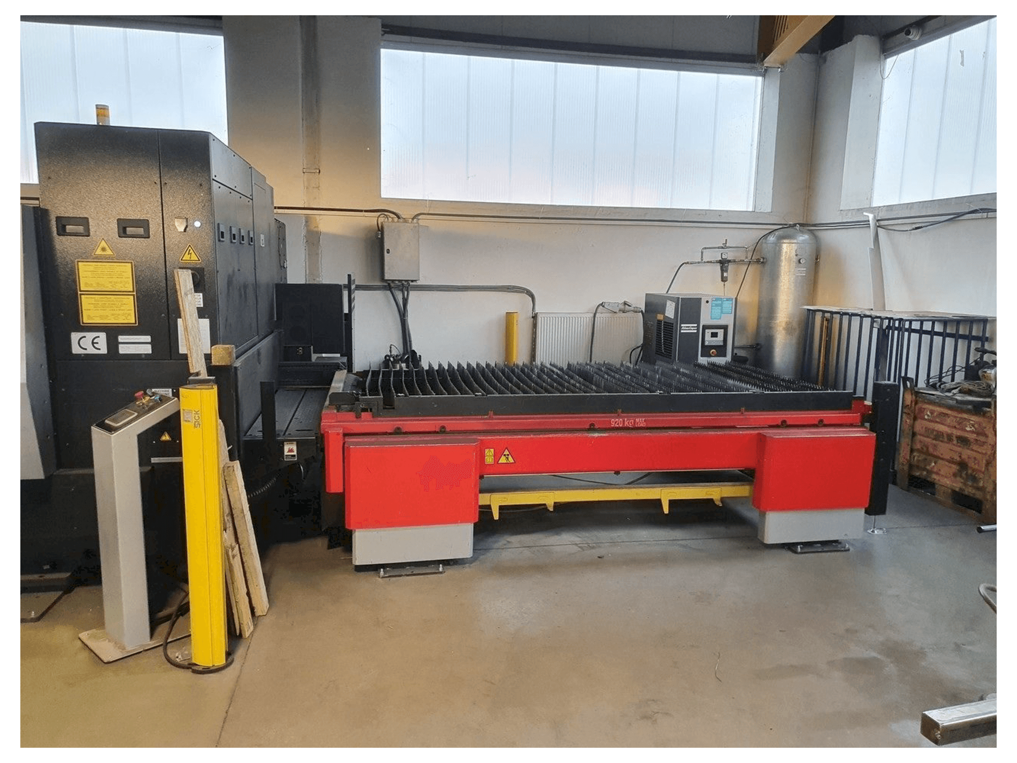 Vista Frontal da AMADA 3015 AJ máquina