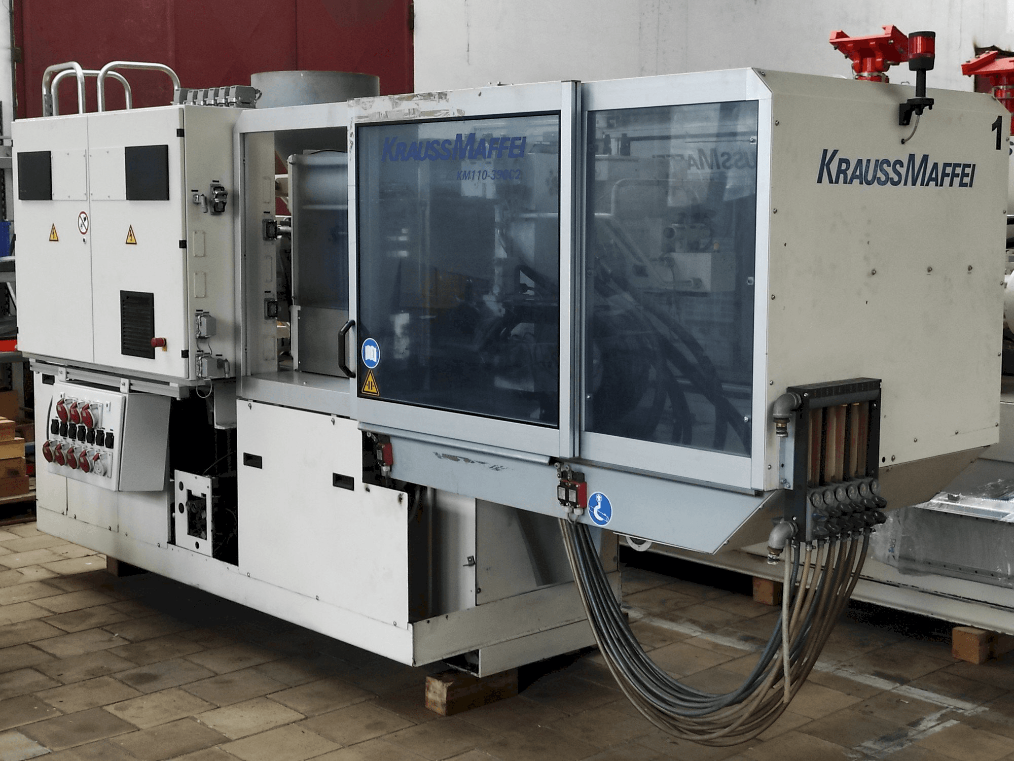 Vista Frontal da Krauss Maffei 110 - 390 C2 máquina