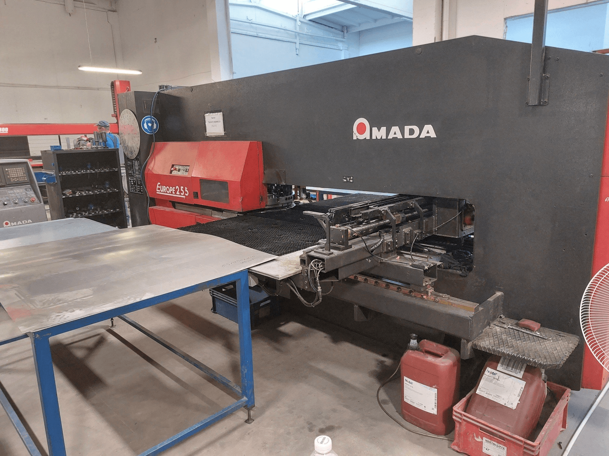 Vista Frontal da AMADA Europe 255 máquina