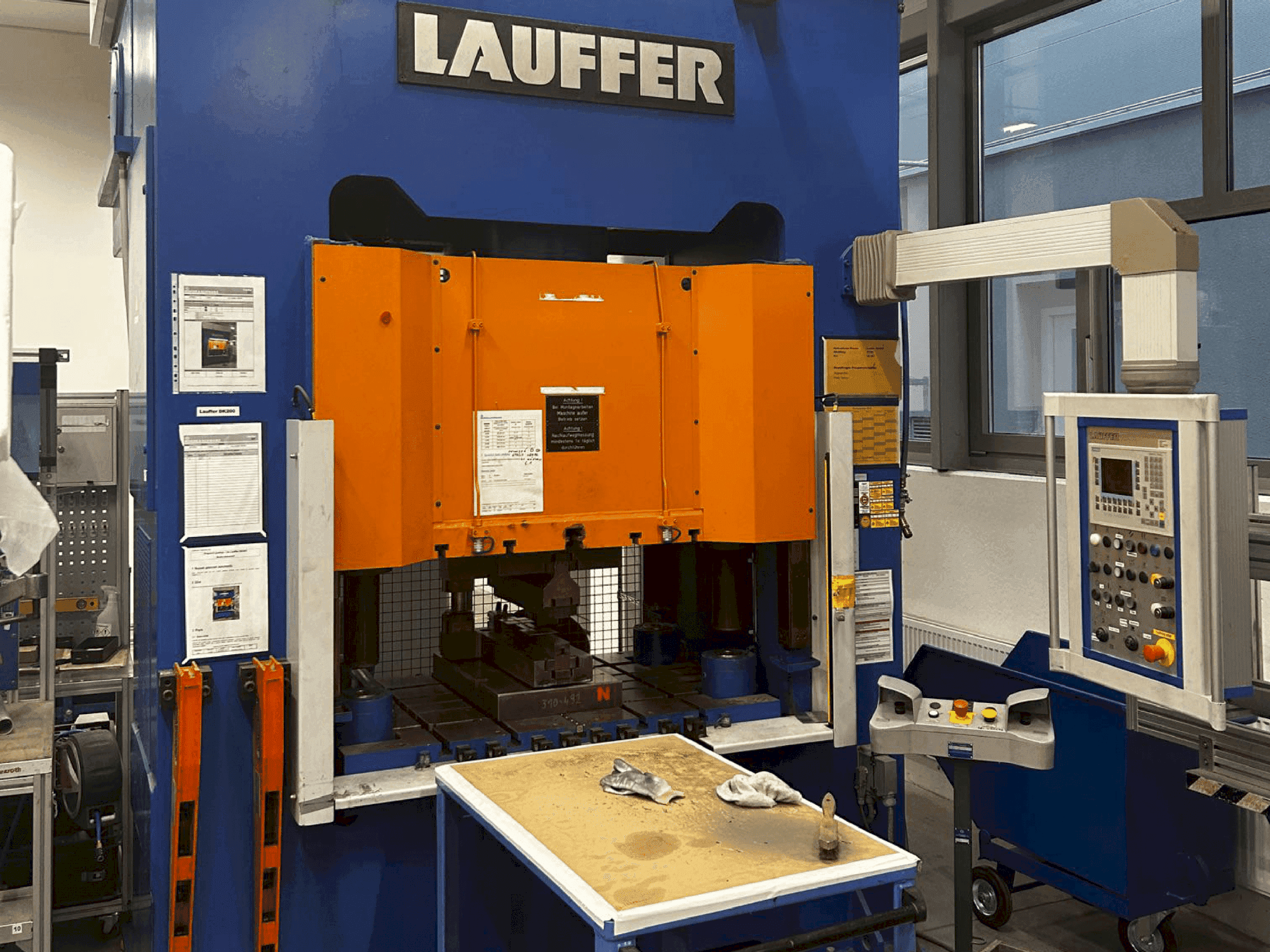 Vista Frontal da LAUFFER DK 200 (2007) máquina